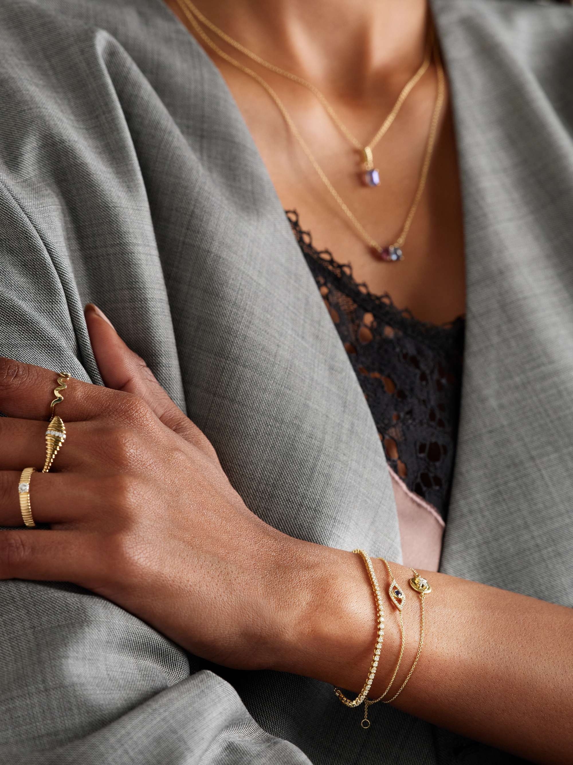 STONE AND STRAND Drop Shot gold diamond bracelet