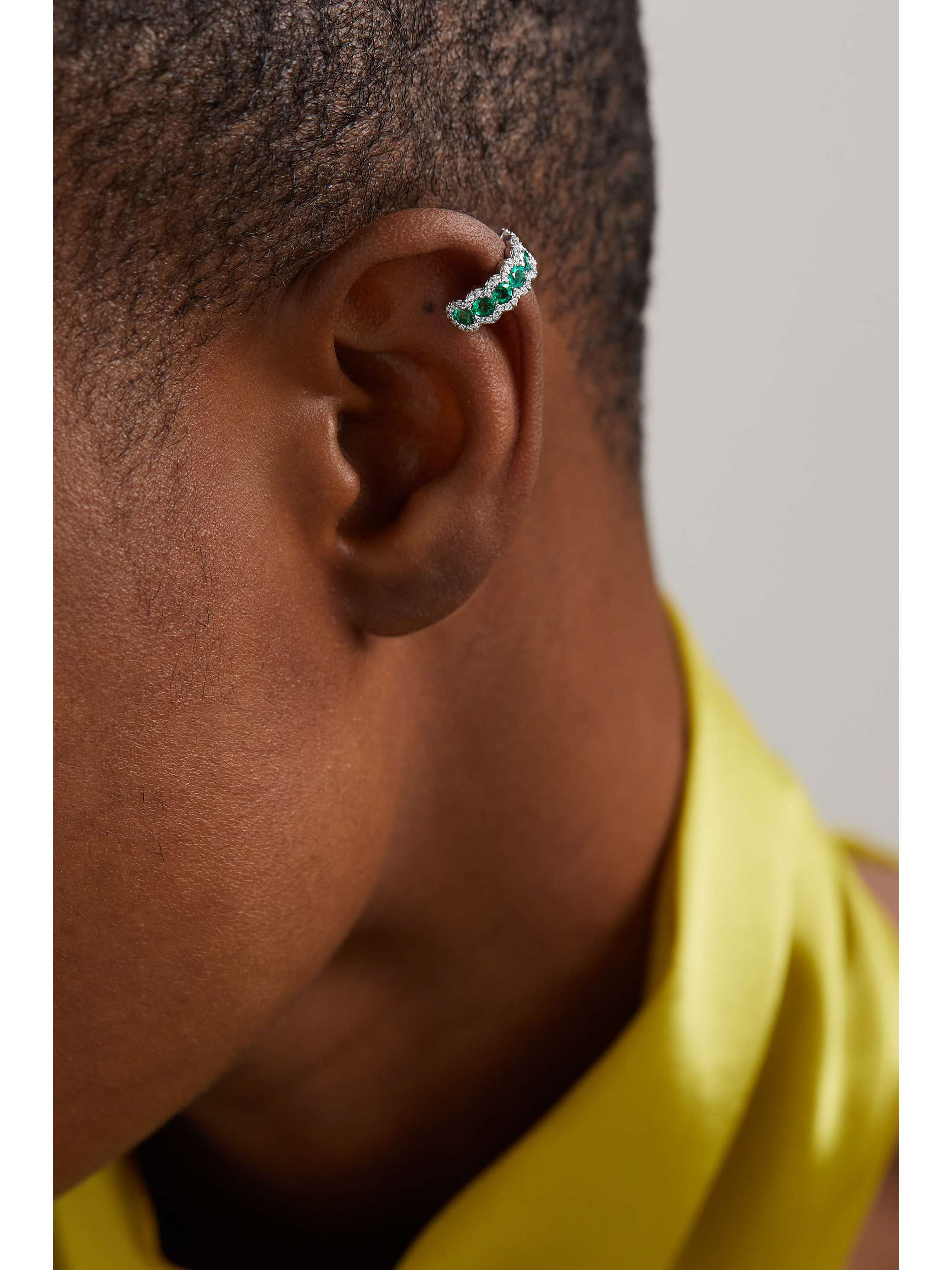 DAVID MORRIS 18-karat white gold, emerald and diamond ear cuff