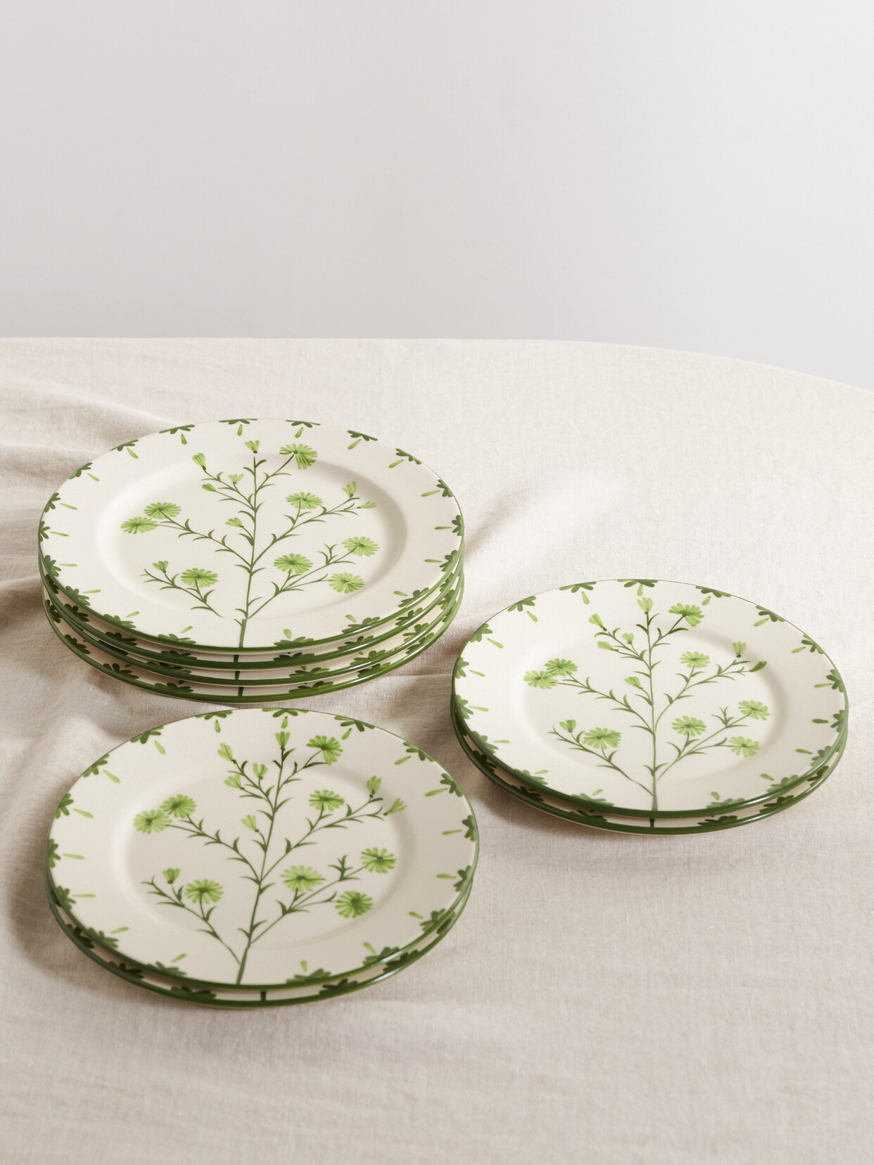 MAISON MARGAUX WINCHESTER SET OF EIGHT CERAMIC DINNER AND DESSERT PLATES
