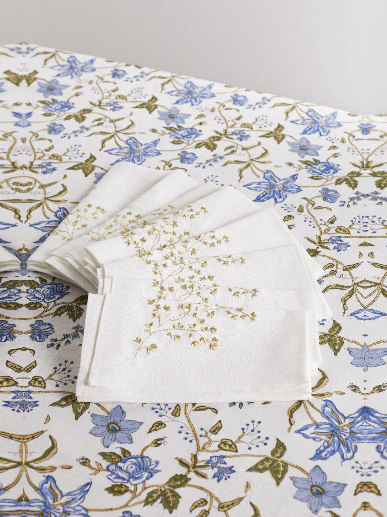 Maison Margaux - Allegra Embroidered Linen Napkins And Tablecloth Set - Blue