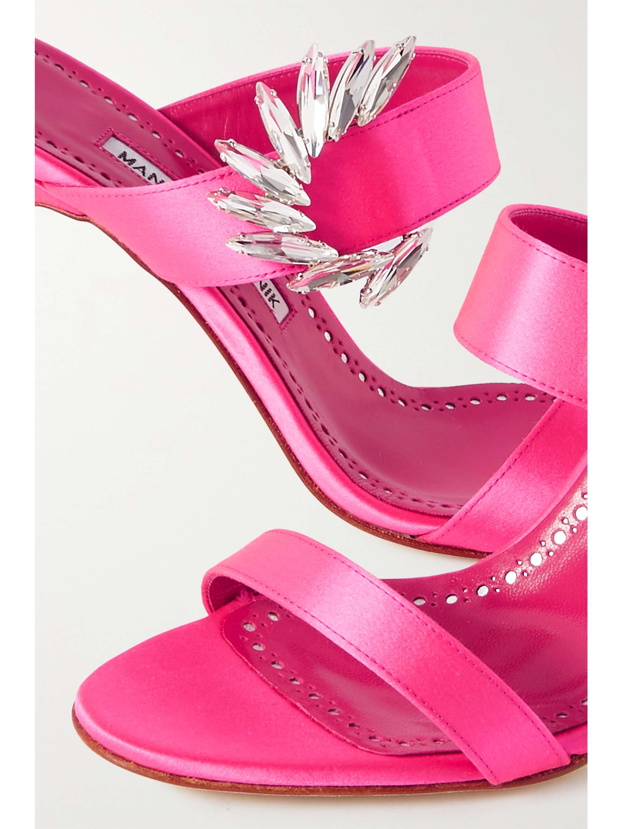 MANOLO BLAHNIK Chivela 90 Mules aus Satin mit Kristallen
