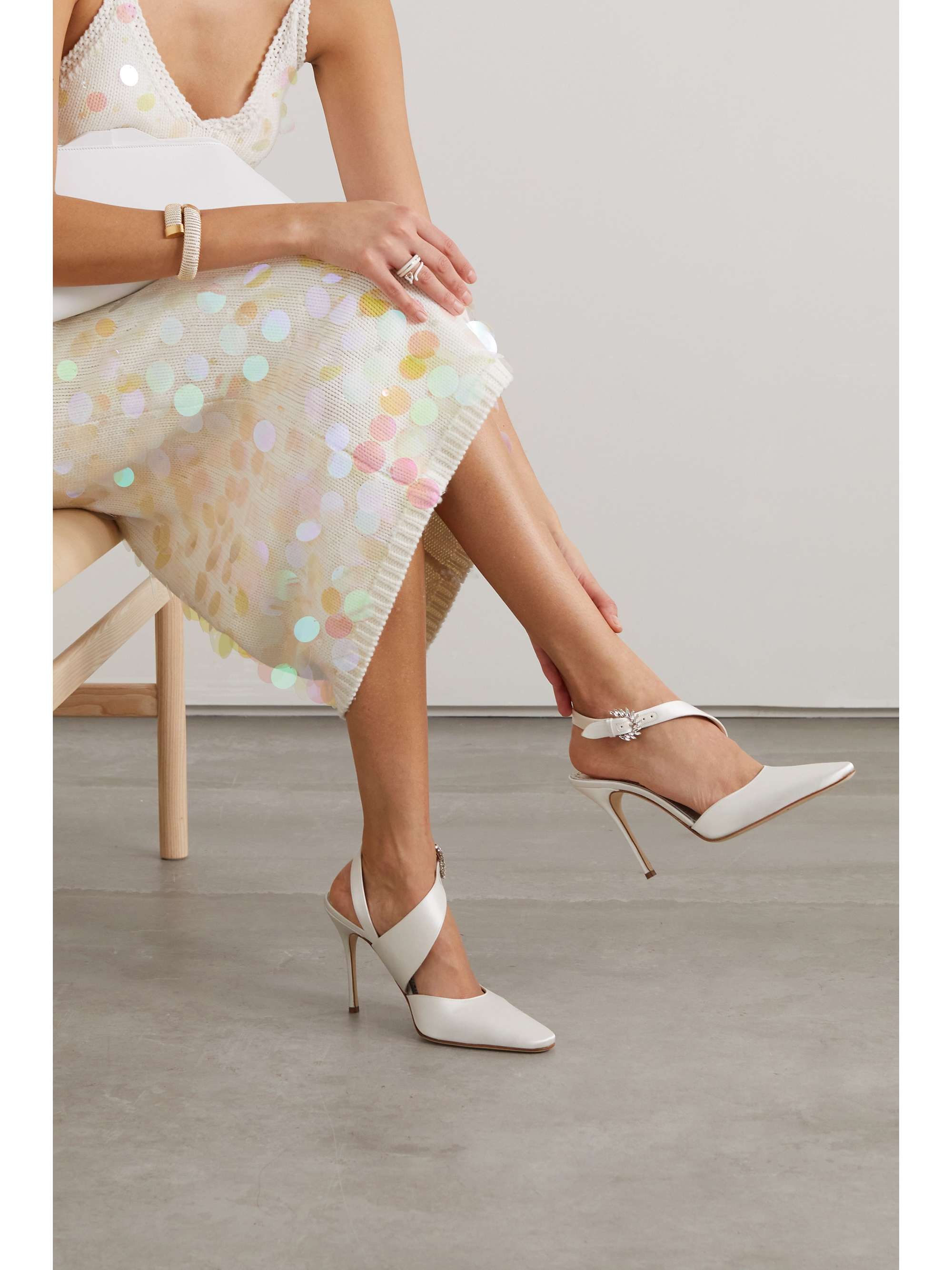 MANOLO BLAHNIK Hafela 105 Slingback-Pumps aus Satin mit Kristallen