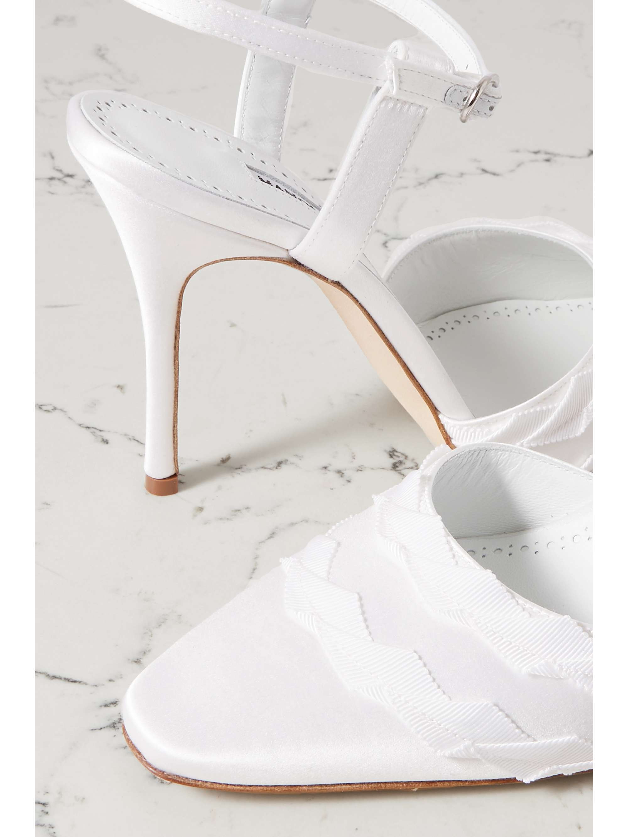 MANOLO BLAHNIK Ayma 105 Pumps aus Satin mit Ripsbandbesätzen