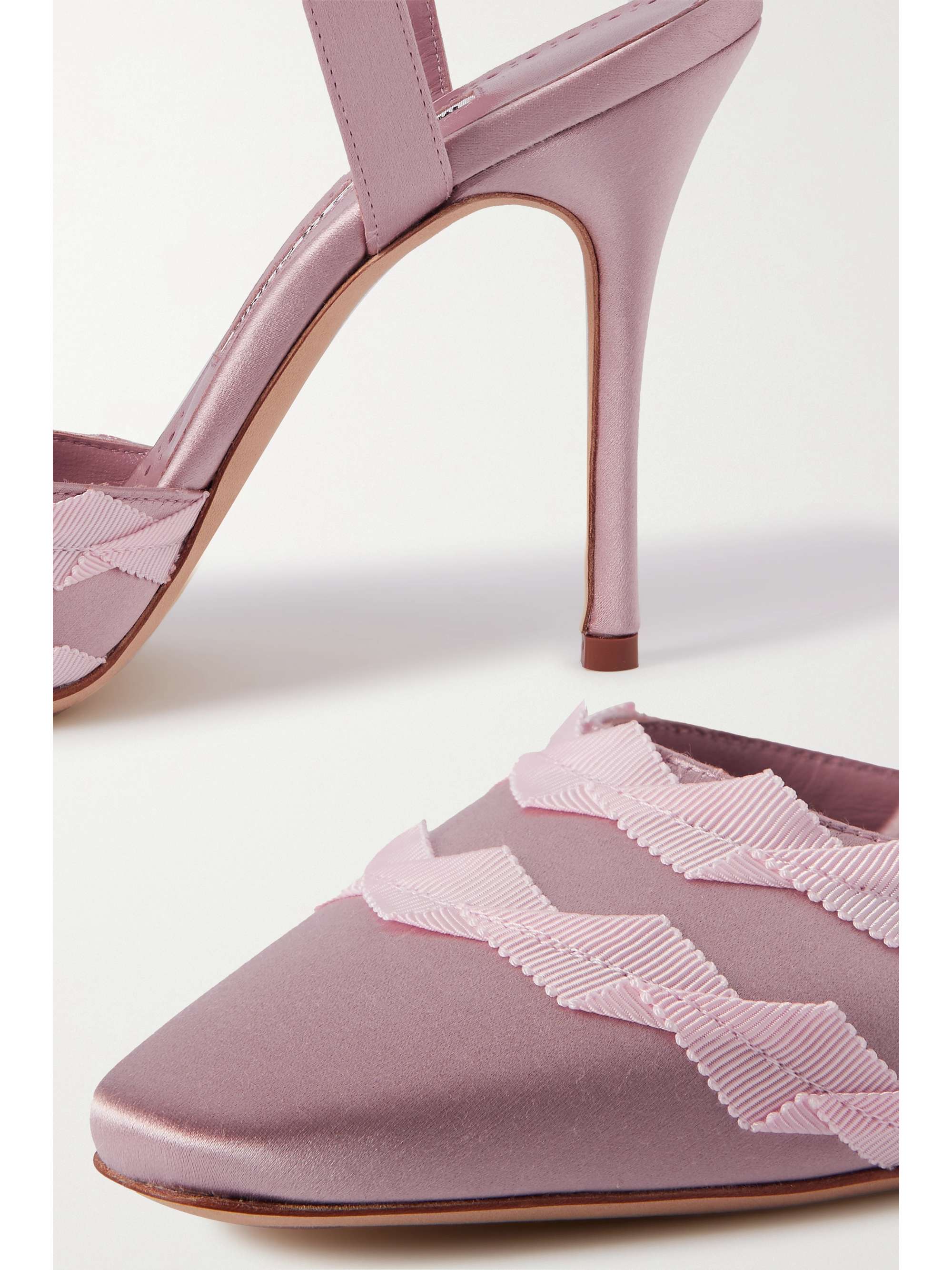 MANOLO BLAHNIK Ayma 105 Pumps aus Satin mit Ripsbandbesätzen