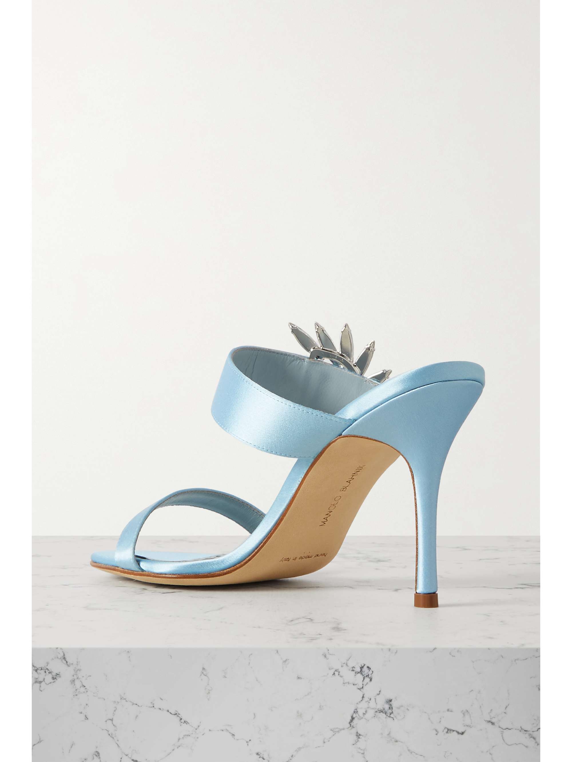 MANOLO BLAHNIK Chivela 90 Mules aus Satin mit Kristallen