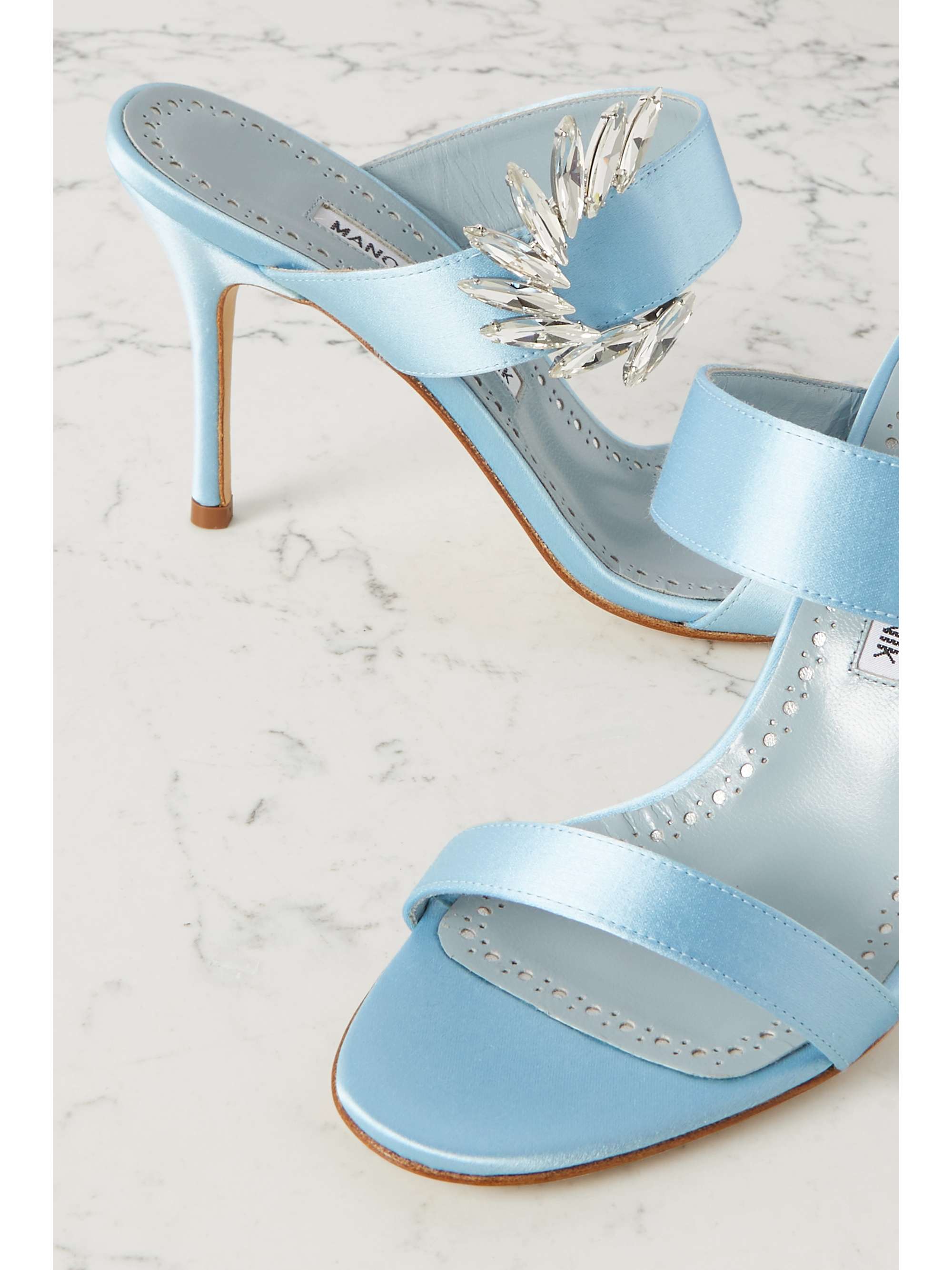 MANOLO BLAHNIK Chivela 90 Mules aus Satin mit Kristallen