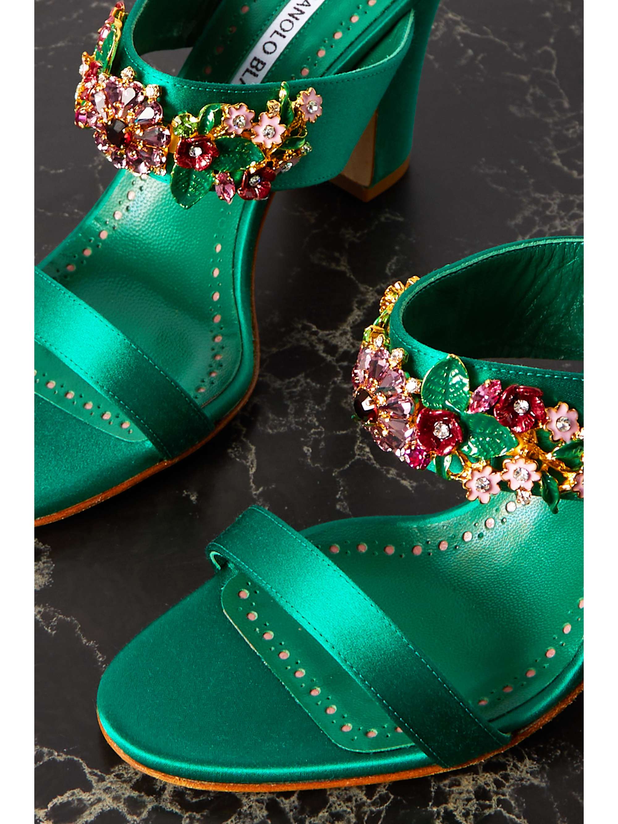 MANOLO BLAHNIK Sayani 90 Mules aus Satin mit Kristallen