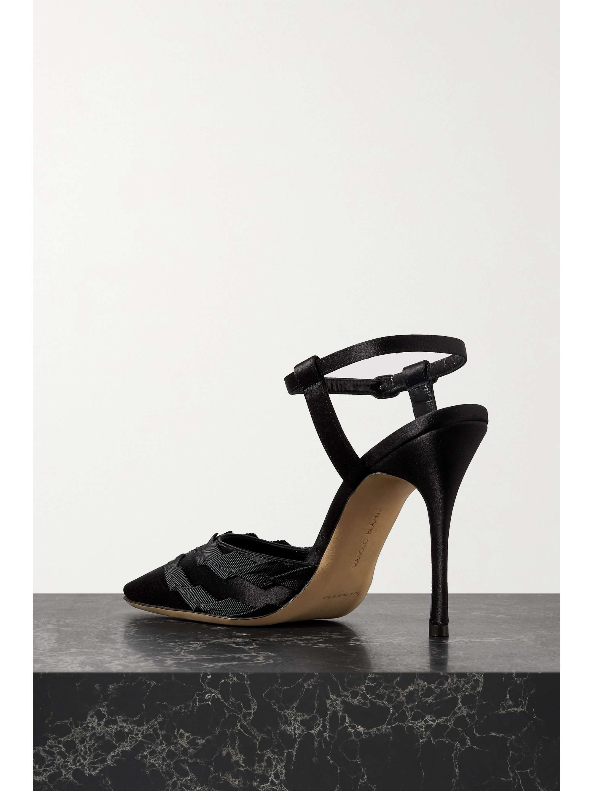 MANOLO BLAHNIK Ayma 105 Pumps aus Satin mit Ripsbandbesätzen