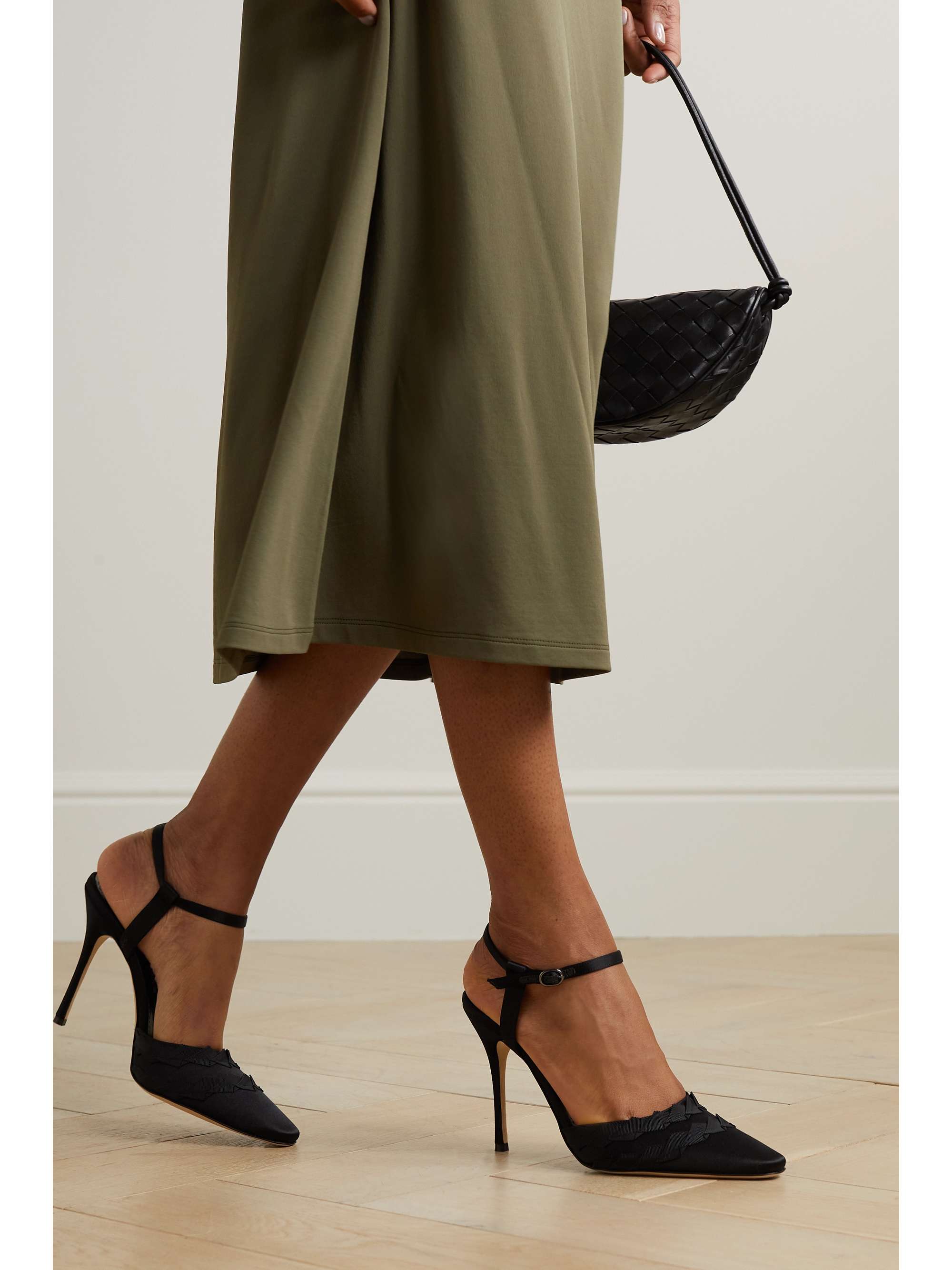 MANOLO BLAHNIK Ayma 105 Pumps aus Satin mit Ripsbandbesätzen