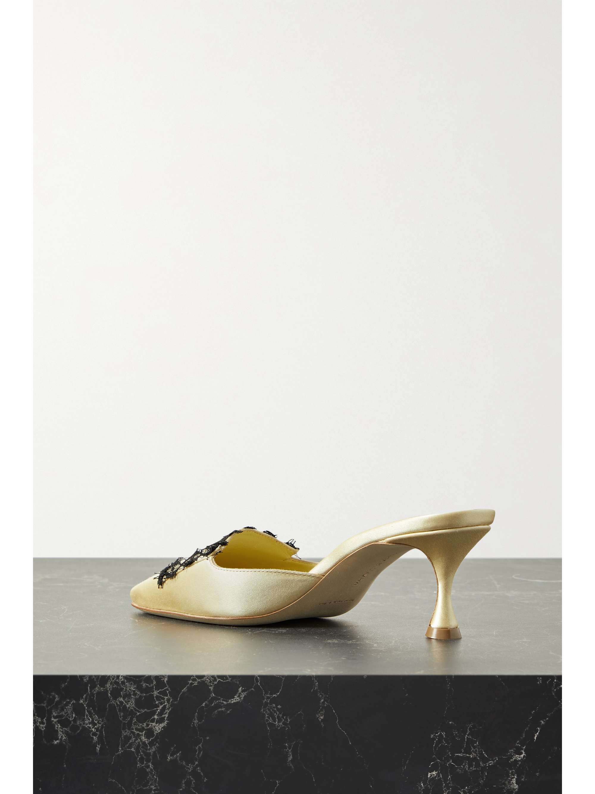 MANOLO BLAHNIK Kaynamu 50 Mules aus Satin mit Spitzenbesatz