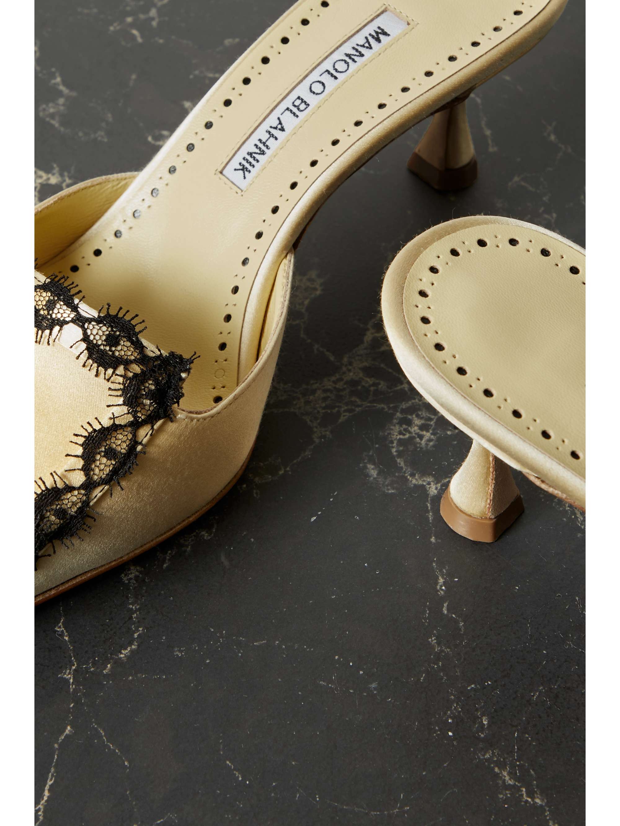 MANOLO BLAHNIK Kaynamu 50 Mules aus Satin mit Spitzenbesatz
