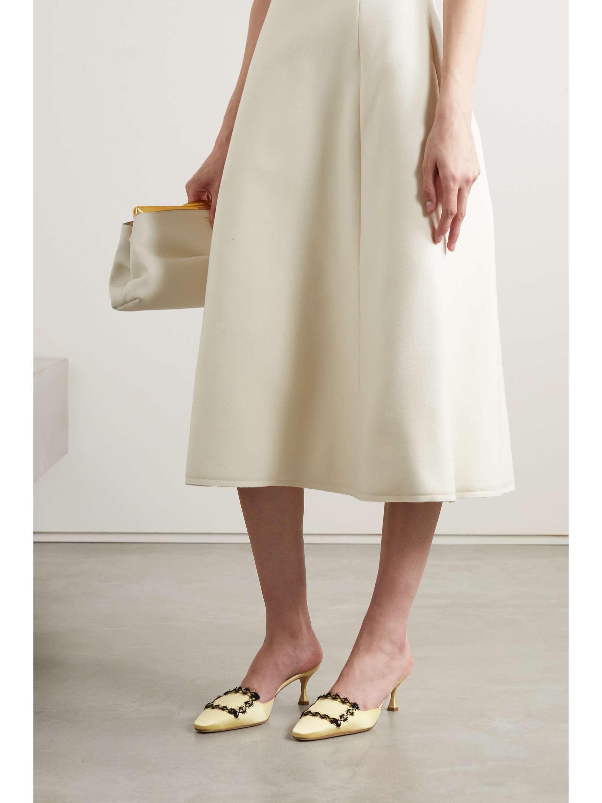 MANOLO BLAHNIK Kaynamu 50 Mules aus Satin mit Spitzenbesatz