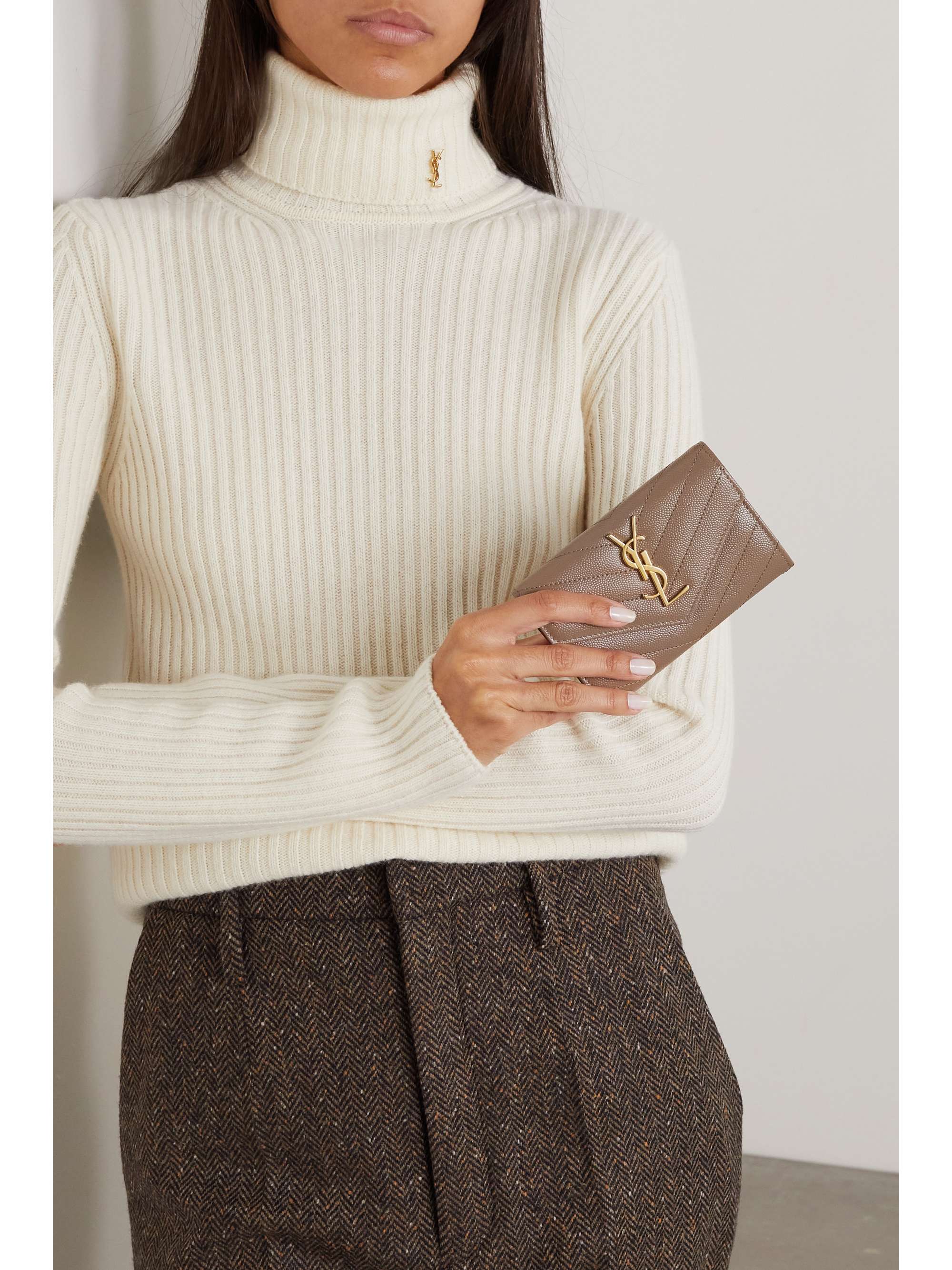 SAINT LAURENT Portefeuille en cuir texturé à surpiqûres Monogramme Envelope
