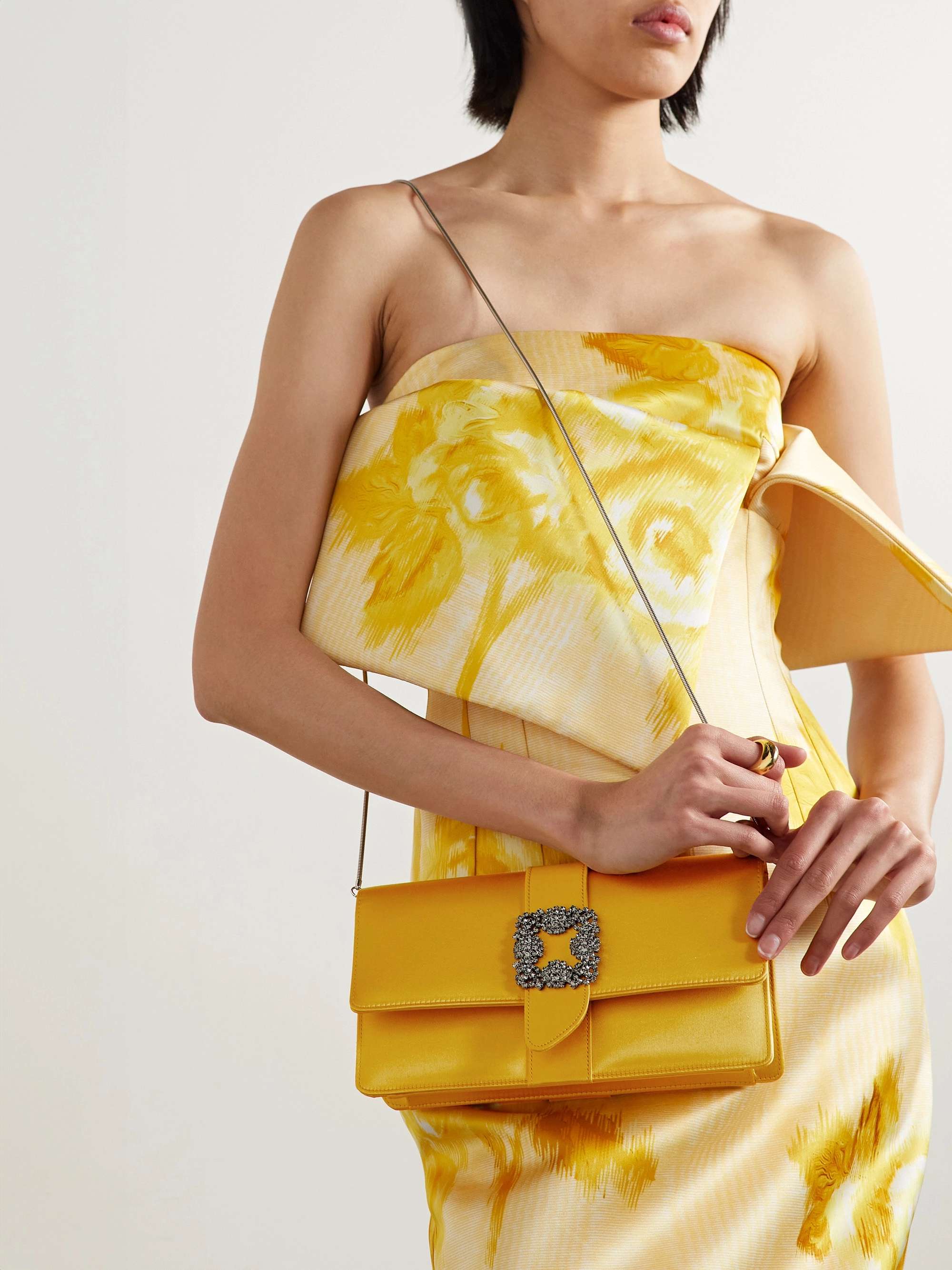MANOLO BLAHNIK Capri Clutch aus Samt mit Satinbesatz und Kristallen
