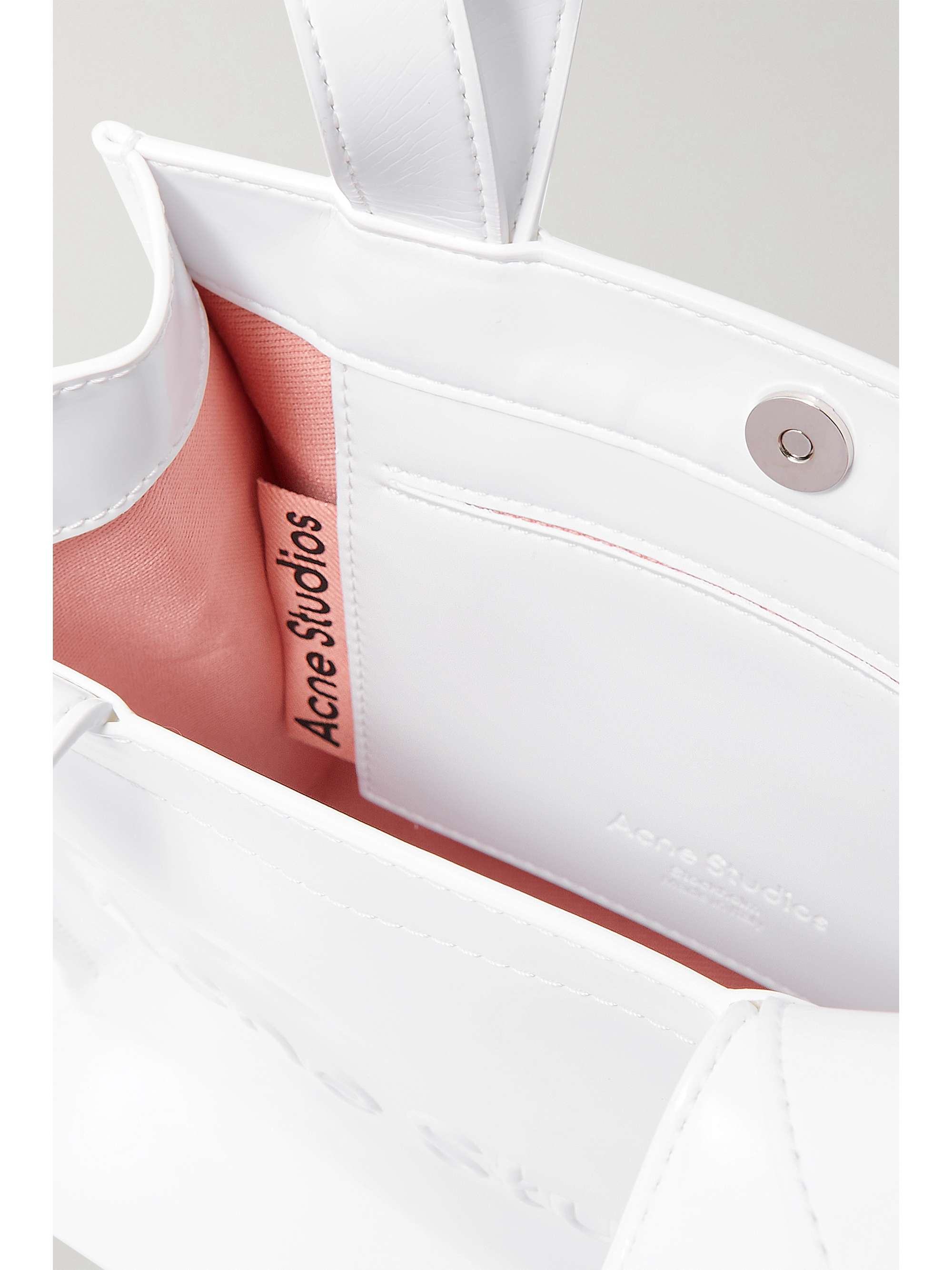 ACNE STUDIOS 미니 엠보스드 인조 페이턴트 가죽 토트