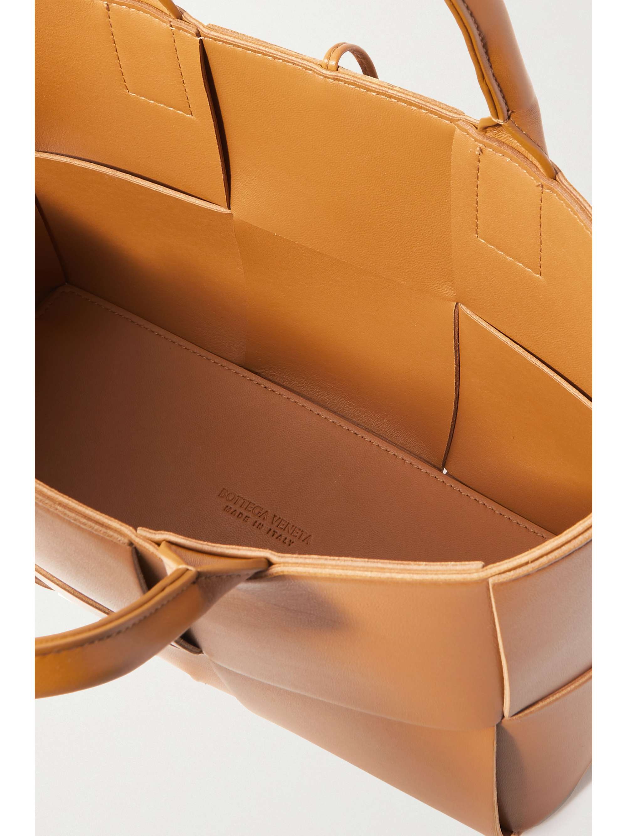 BOTTEGA VENETA Arco イントレチャートレザー スモールトート BOTTEGA VENETA Arco イントレチャートレザー スモールトート