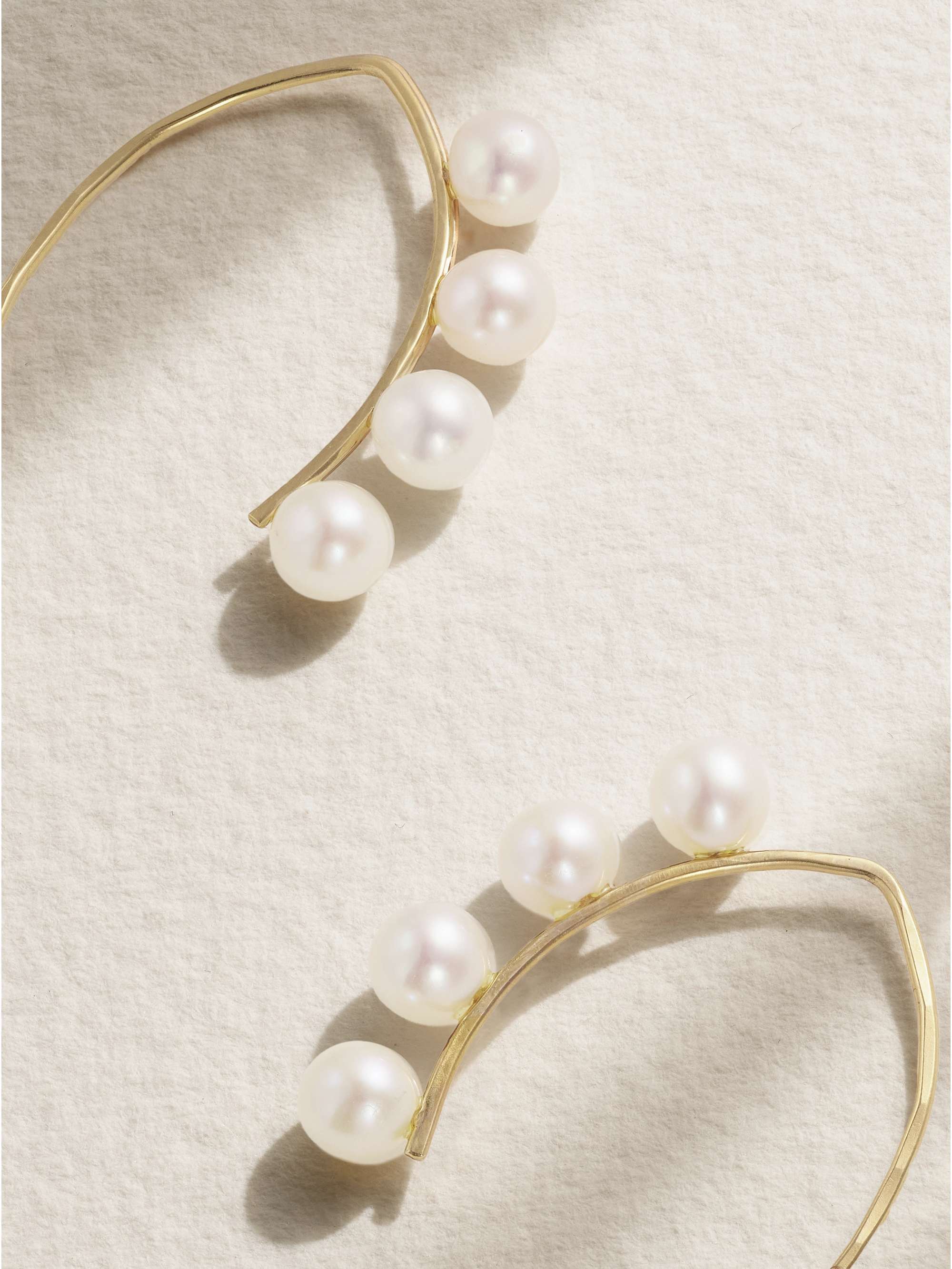 MELISSA JOY MANNING Wishbone Ohrringe aus recyceltem 14 Karat Gold mit Perlen