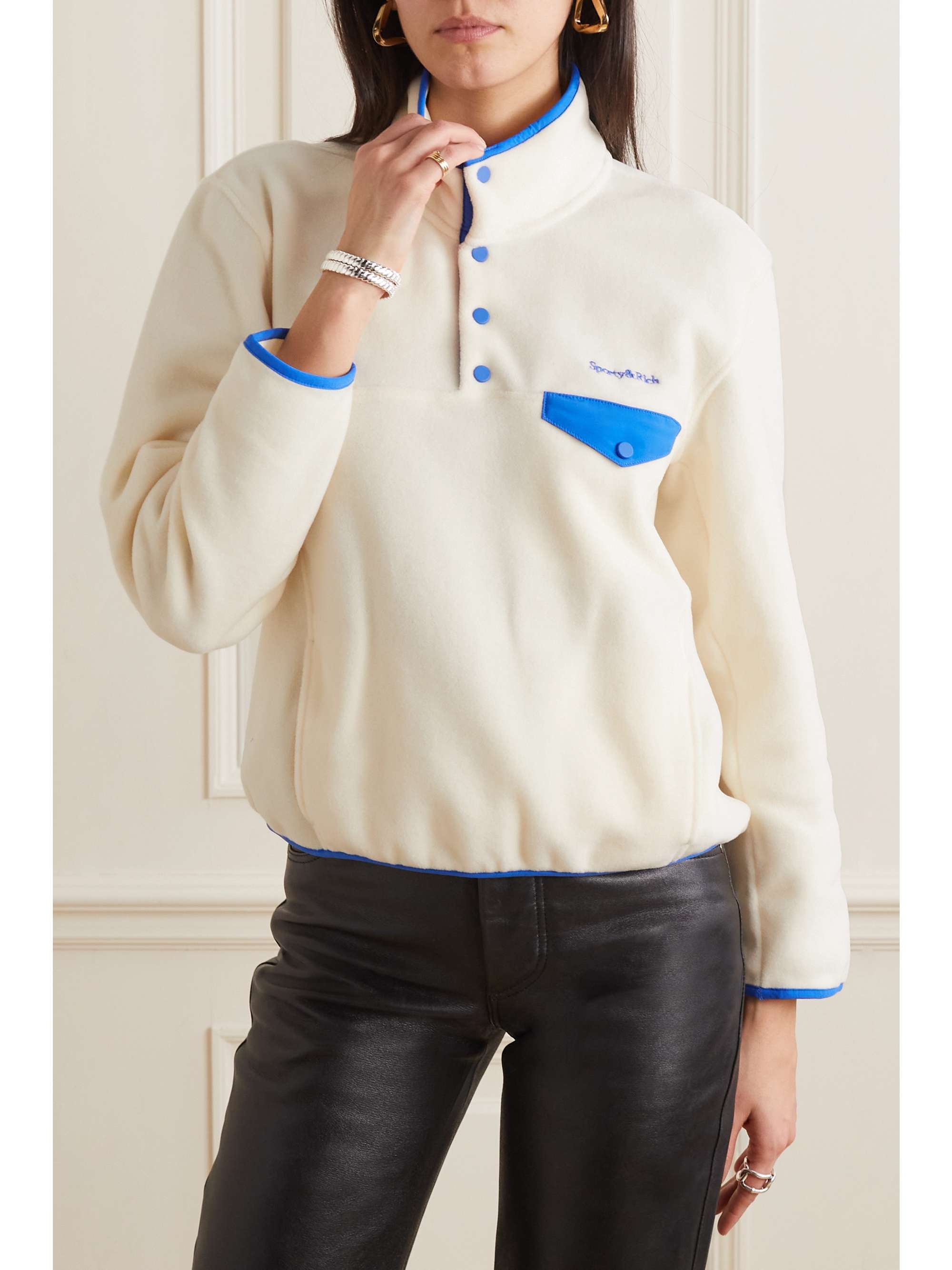 SPORTY & RICH Verkürztes Sweatshirt aus Fleece mit Shell-Besätzen und Stickerei