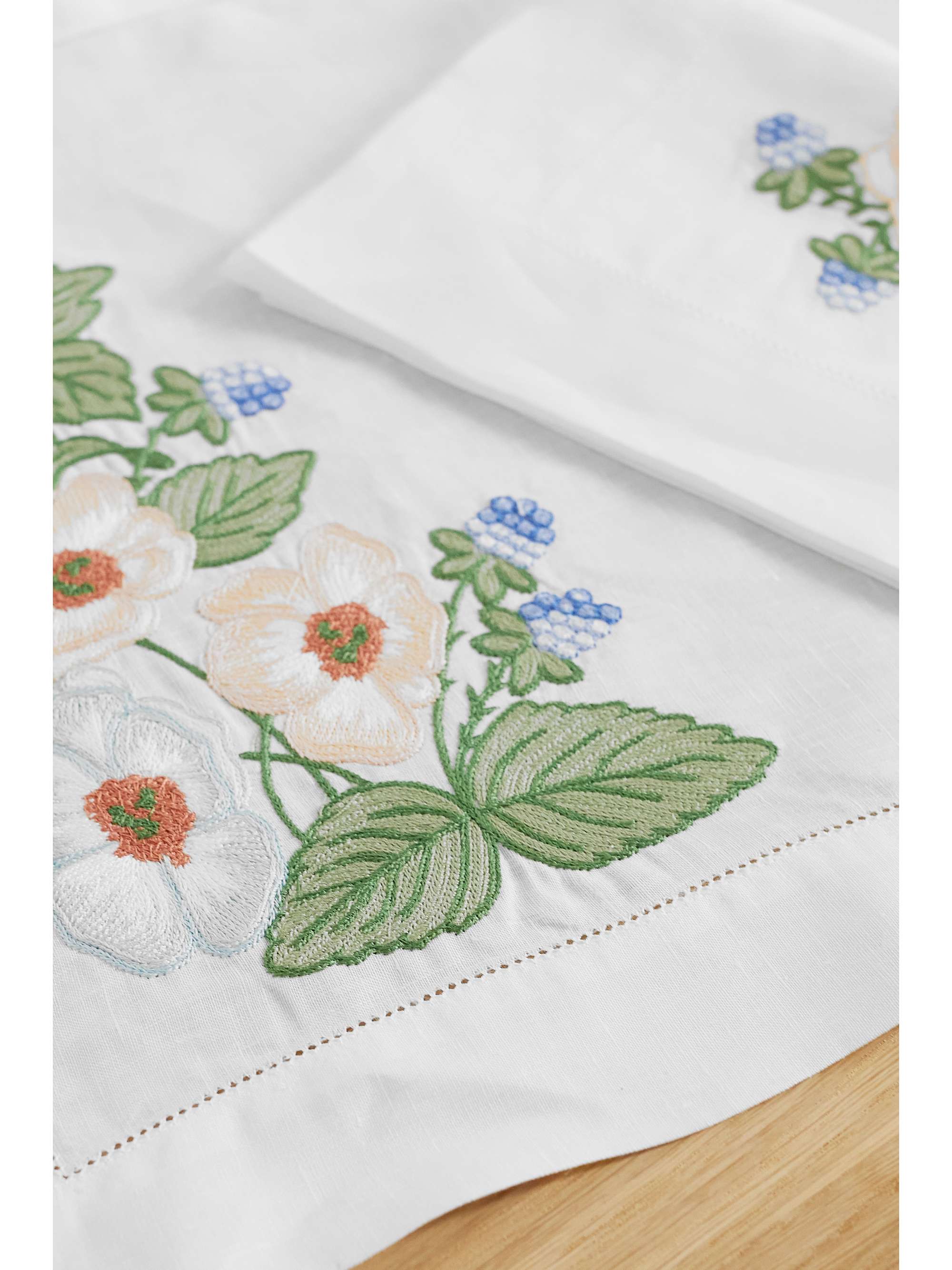 LORETTA CAPONI Embroidered linen placemat and napkin set