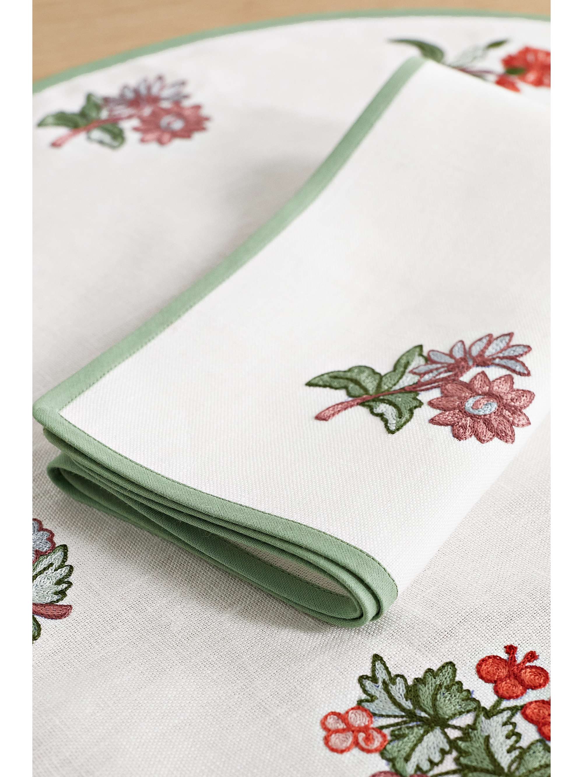 LORETTA CAPONI Embroidered linen placemat and napkin set