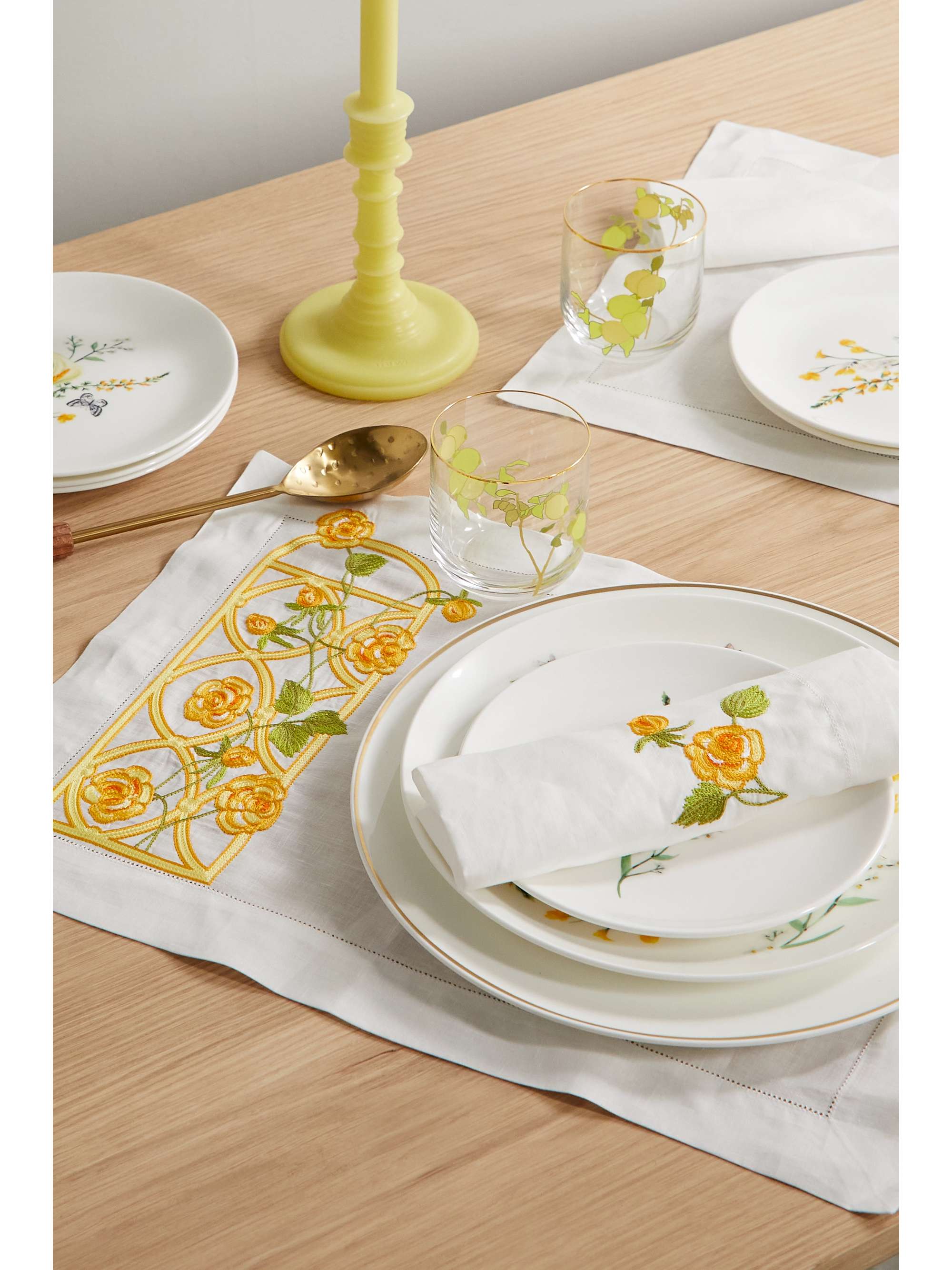 LORETTA CAPONI Embroidered linen placemat and napkin set