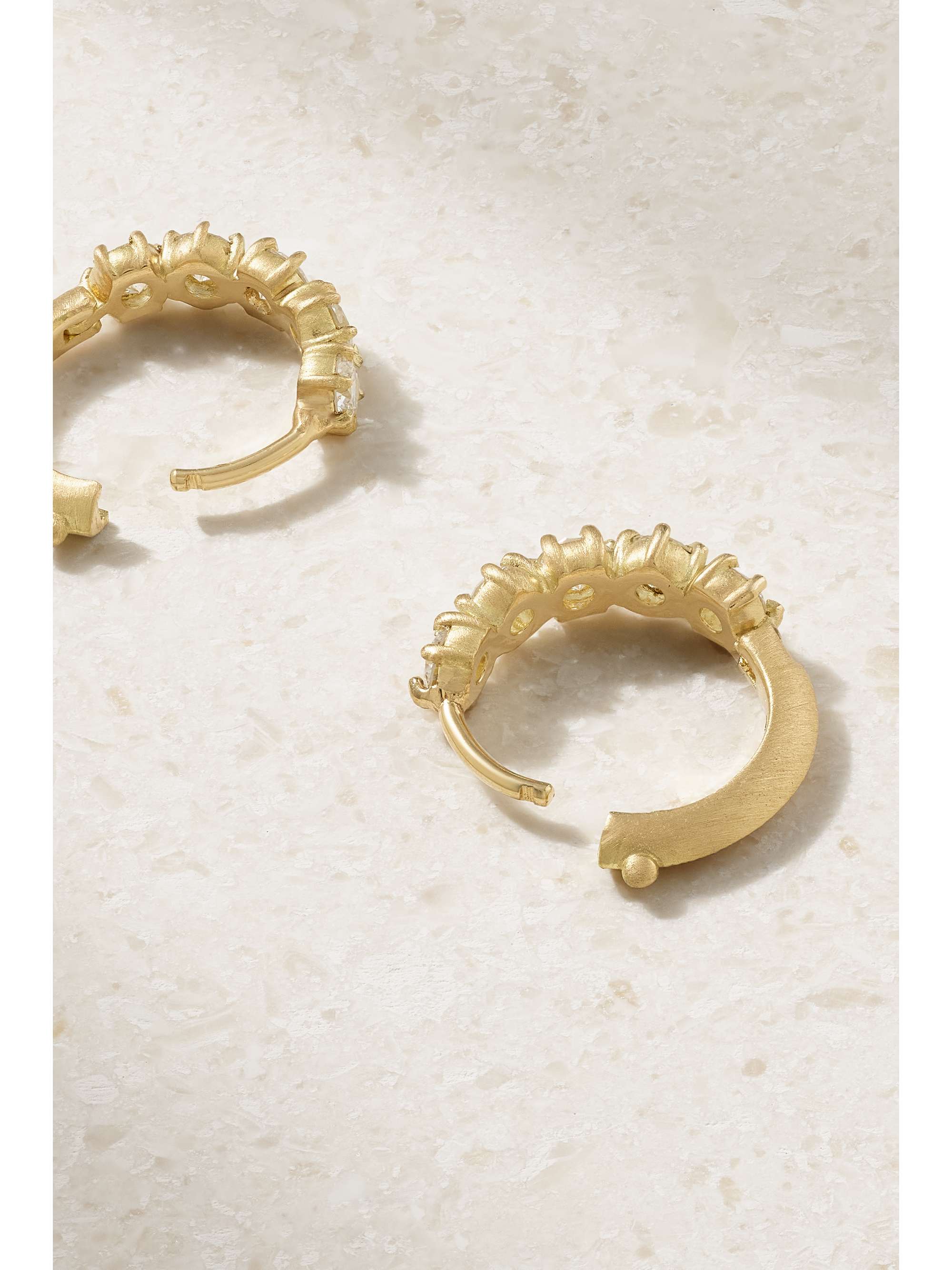 JADE TRAU Catherine Mini Creolen aus 18 Karat Gold mit Diamanten