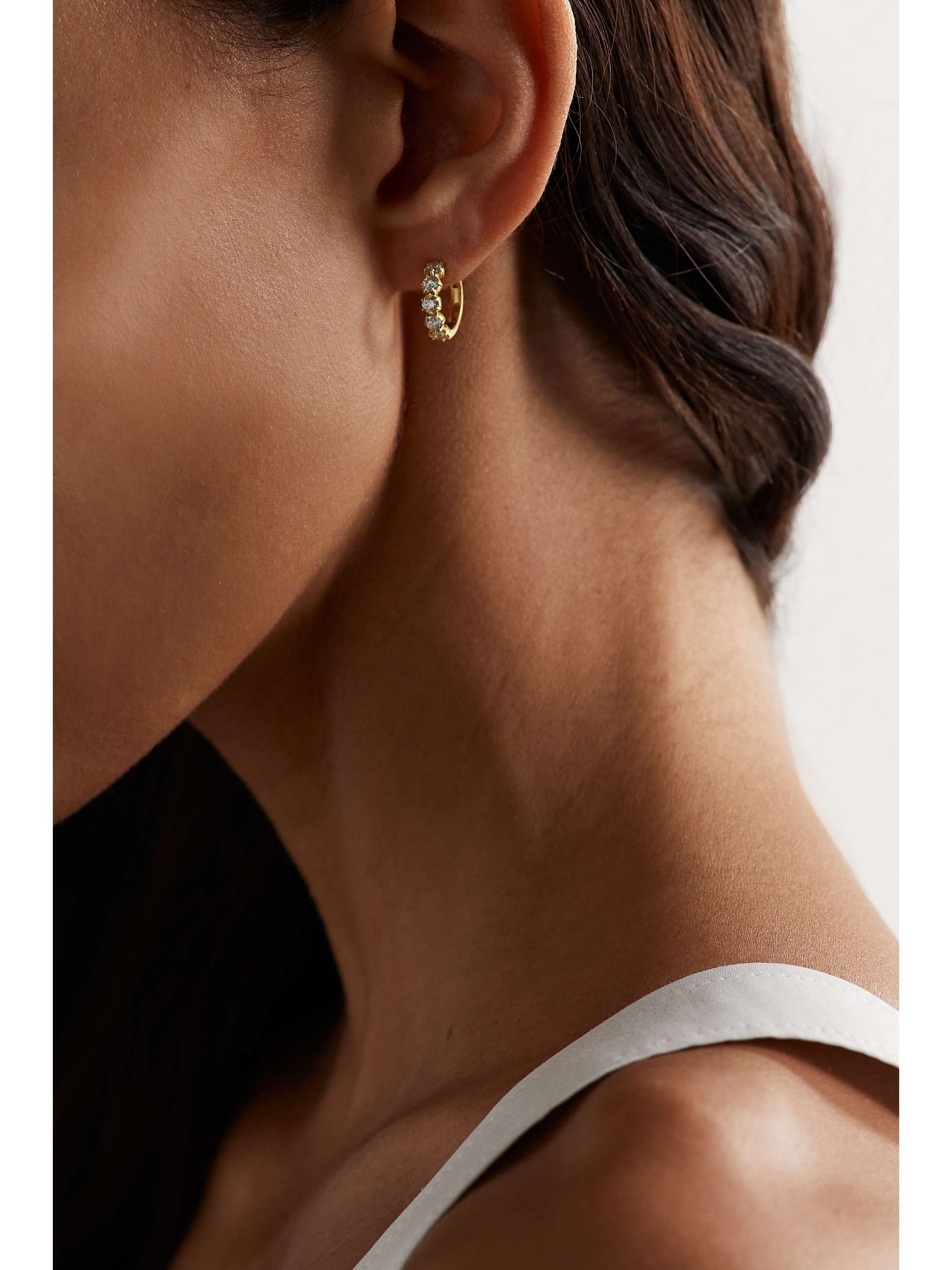 JADE TRAU Catherine Mini Creolen aus 18 Karat Gold mit Diamanten