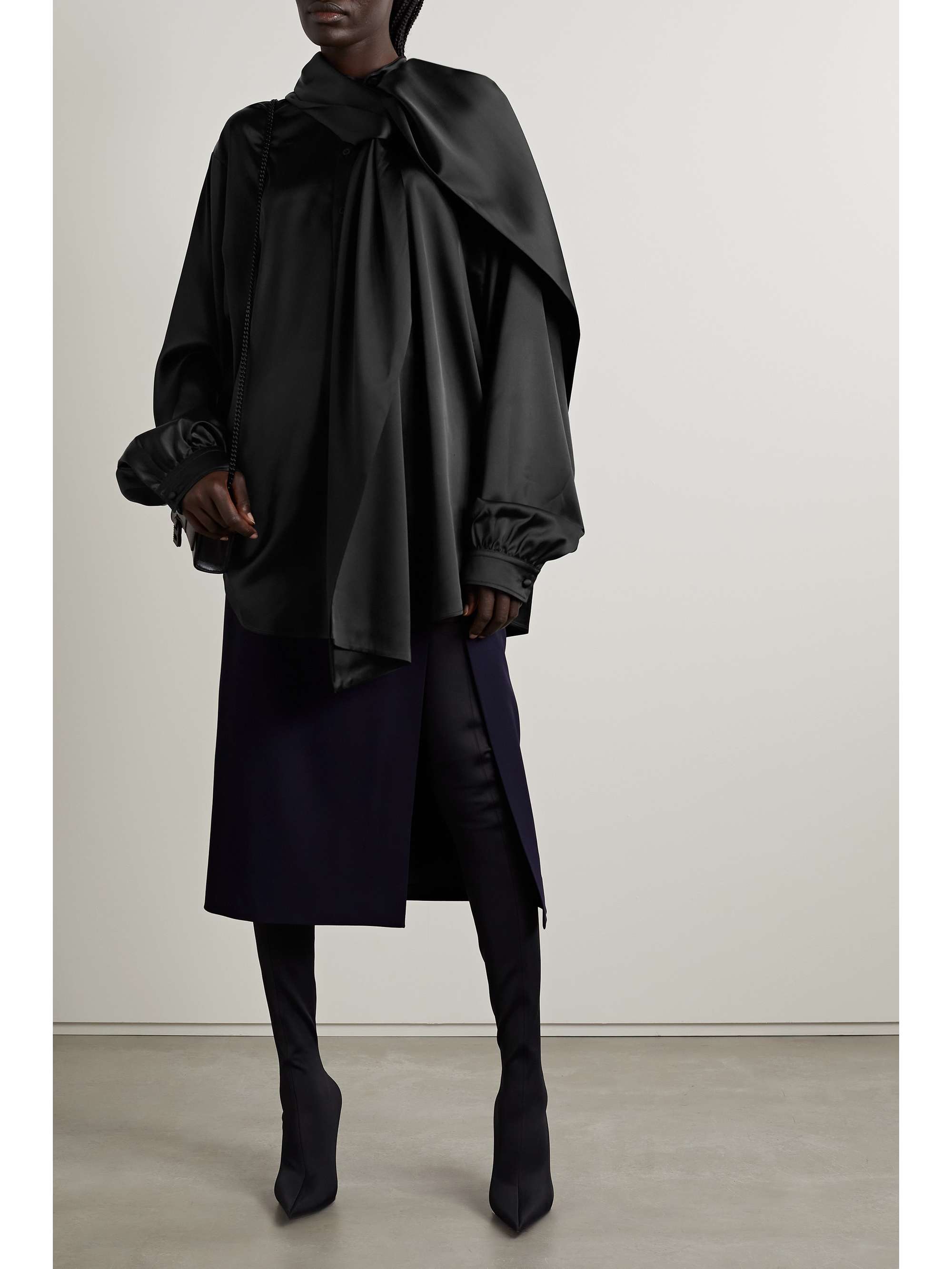 BALENCIAGA بلوزة بقبعة من ساتان دوشيس