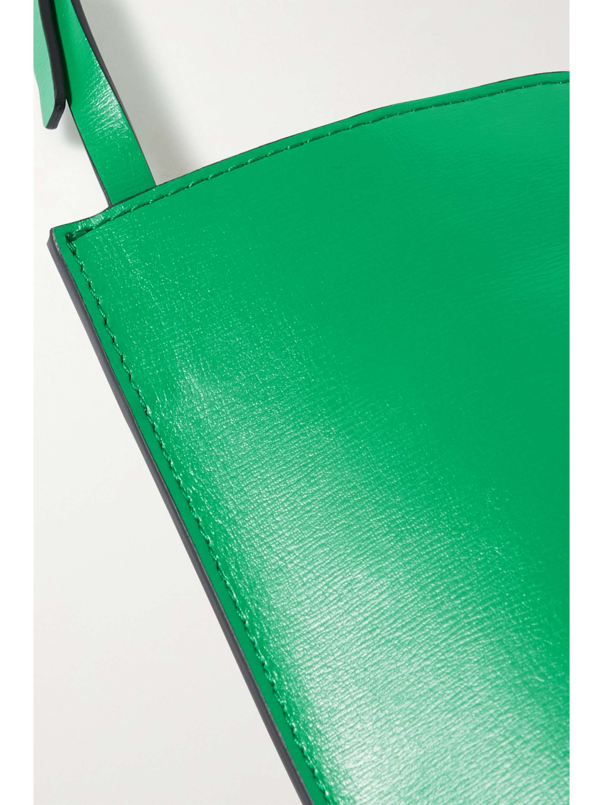 GANNI Banner kleine Schultertasche aus recyceltem Leder mit Logoprägung