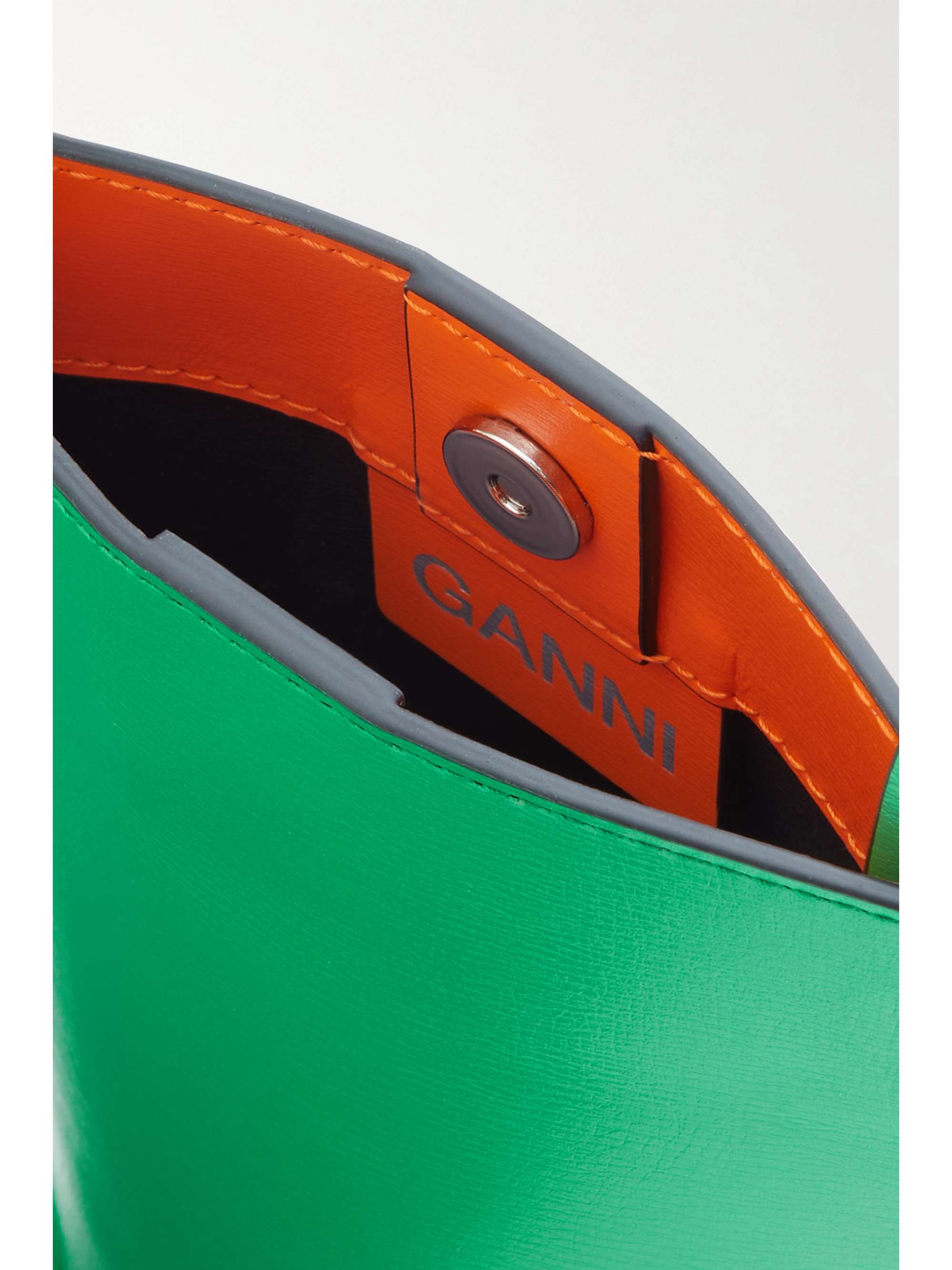 GANNI Banner kleine Schultertasche aus recyceltem Leder mit Logoprägung