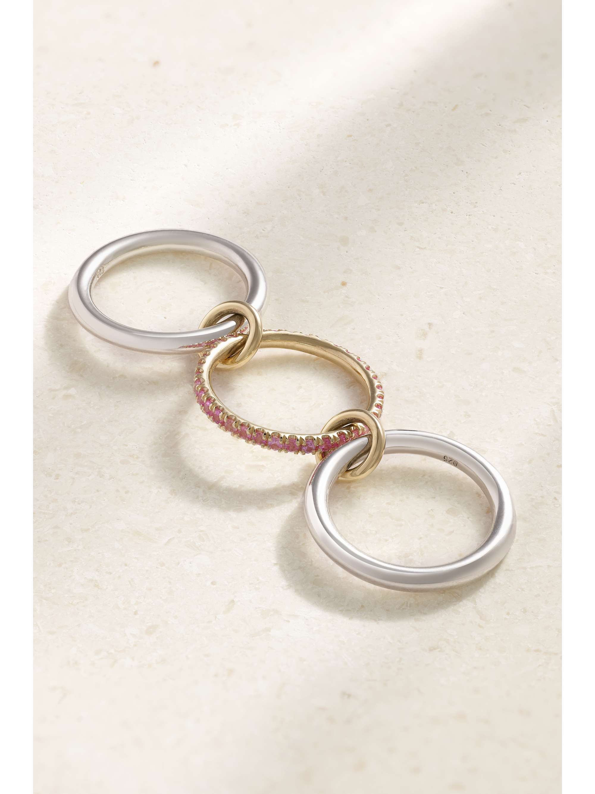SPINELLI KILCOLLIN Set de trois bagues en or 18 carats (750/1000), argent sterling et saphirs Libra