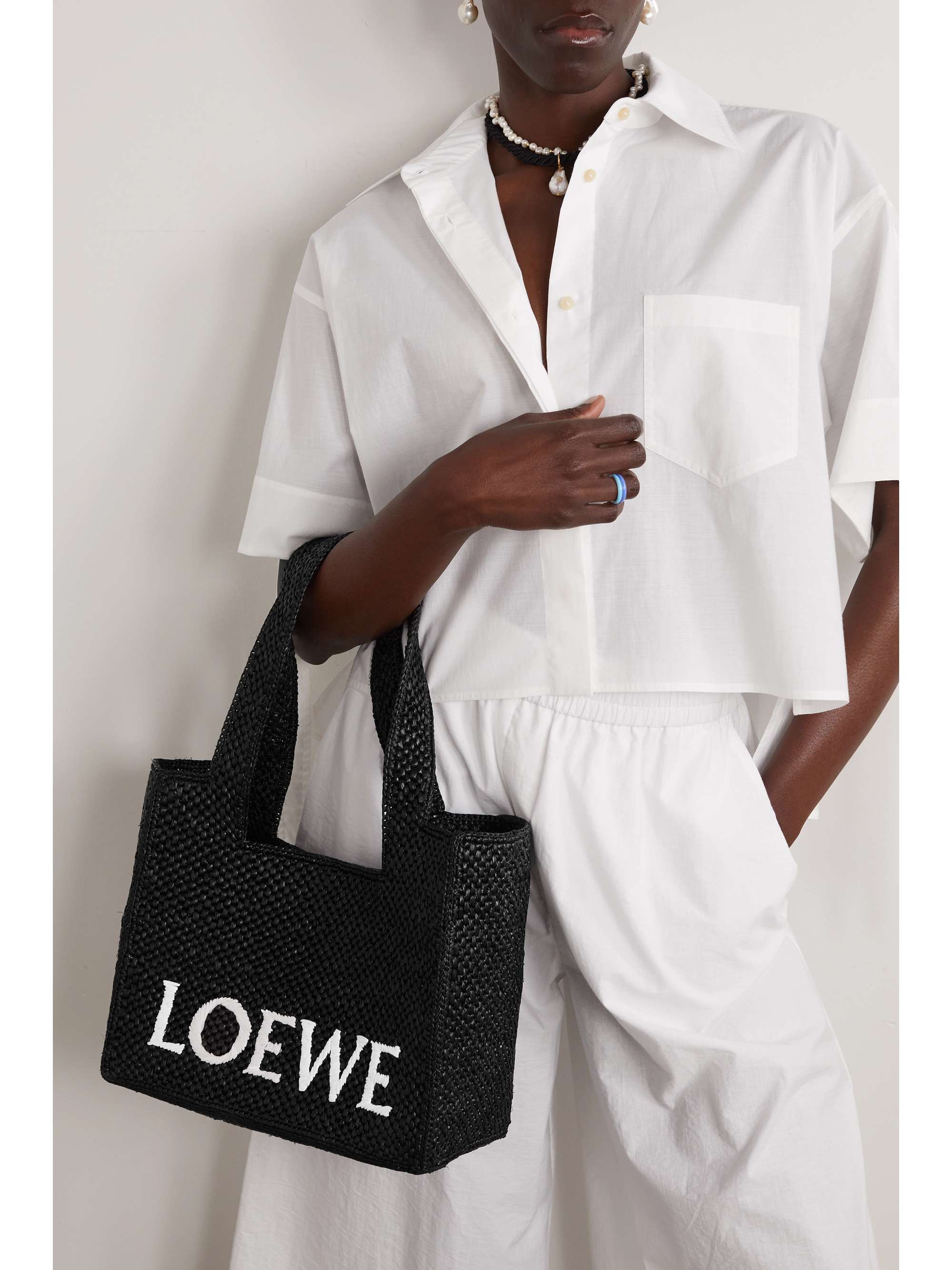 LOEWE + Paula‘s Ibiza Tote aus Raffiabast mit Stickerei