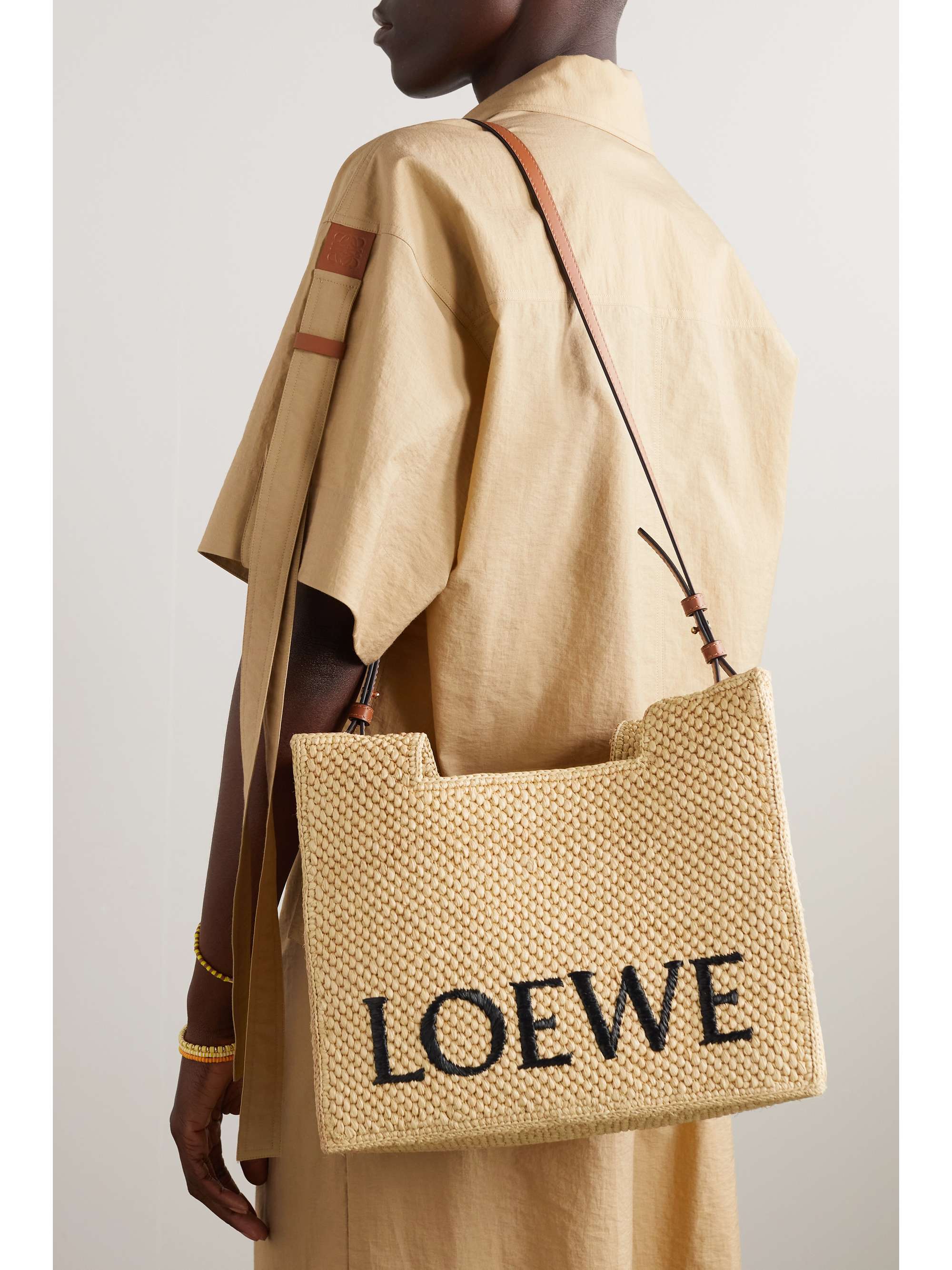 LOEWE Paula's Ibiza + حقيبة توت متوسطة من نسيج النخيل