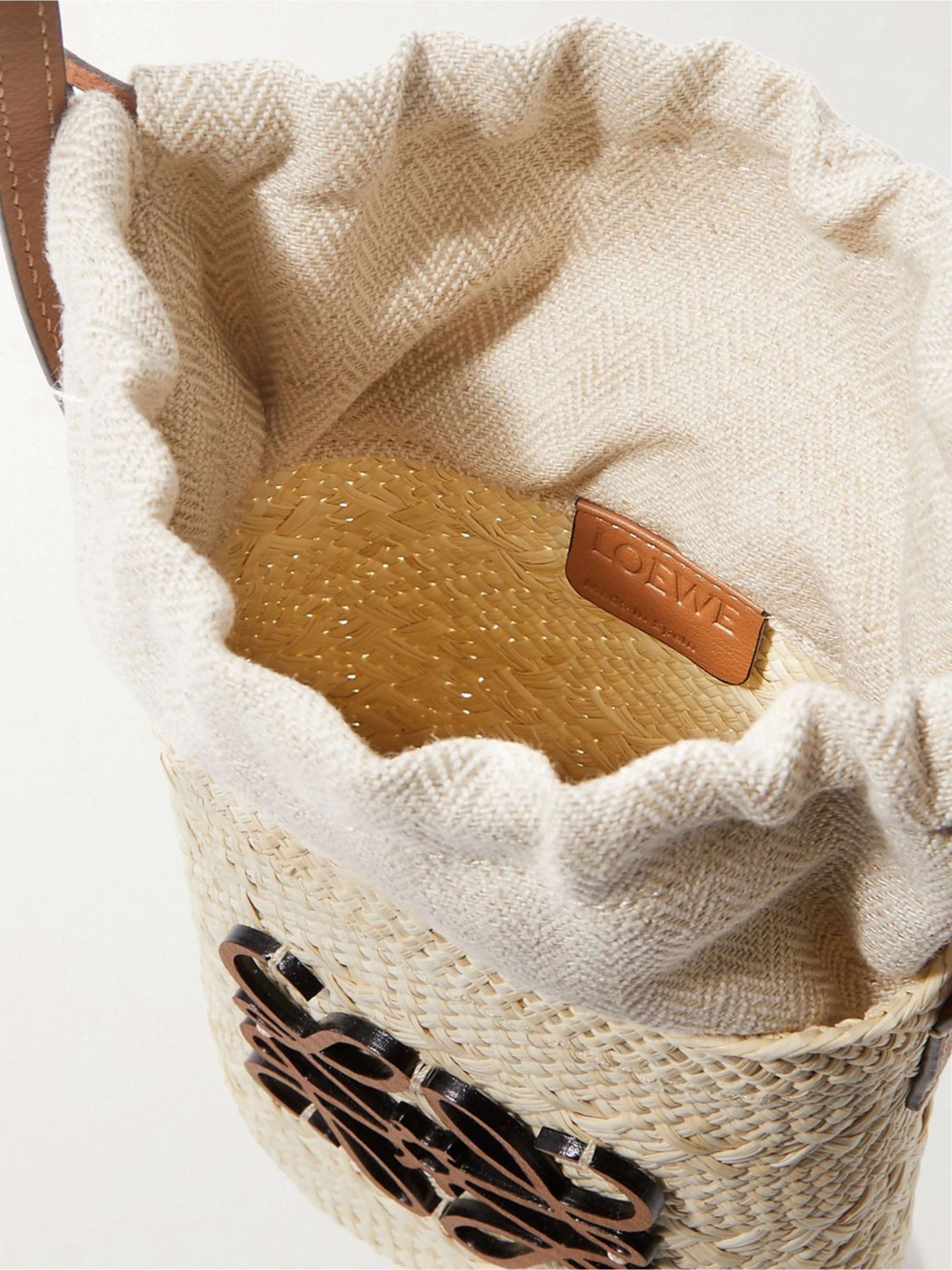 LOEWE Paula's Ibiza + حقيبة Square Pocket بشكل الدلو من نسيج النخيل بحواف من الجلد