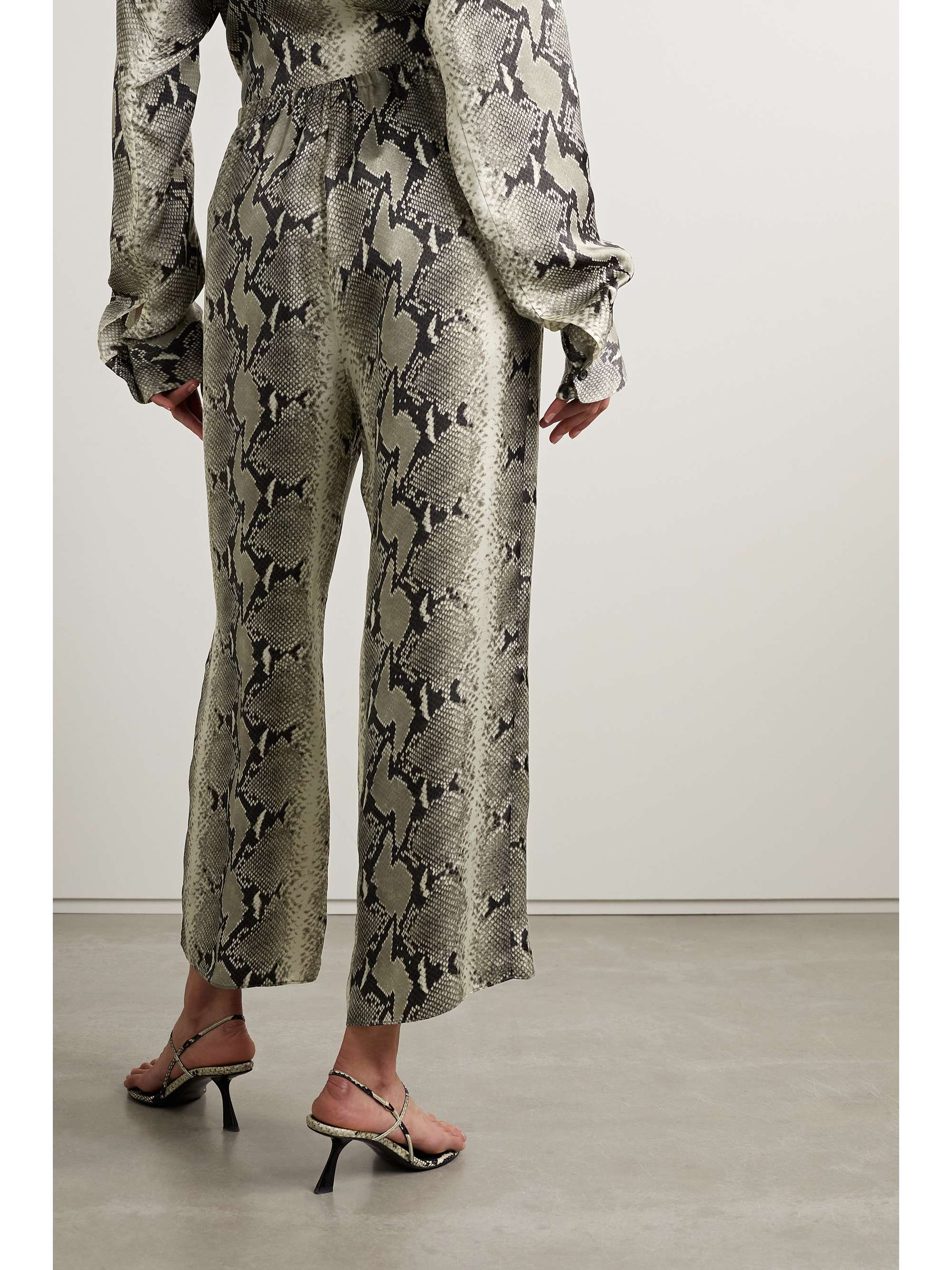 KHAITE Mindy verkürzte Hose mit weitem Bein aus Canvas mit Schlangenprint
