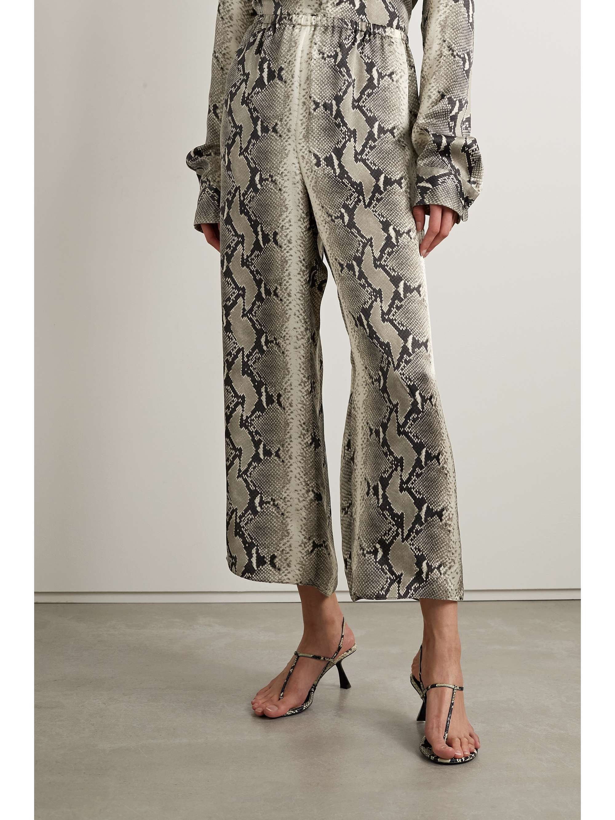 KHAITE Mindy verkürzte Hose mit weitem Bein aus Canvas mit Schlangenprint