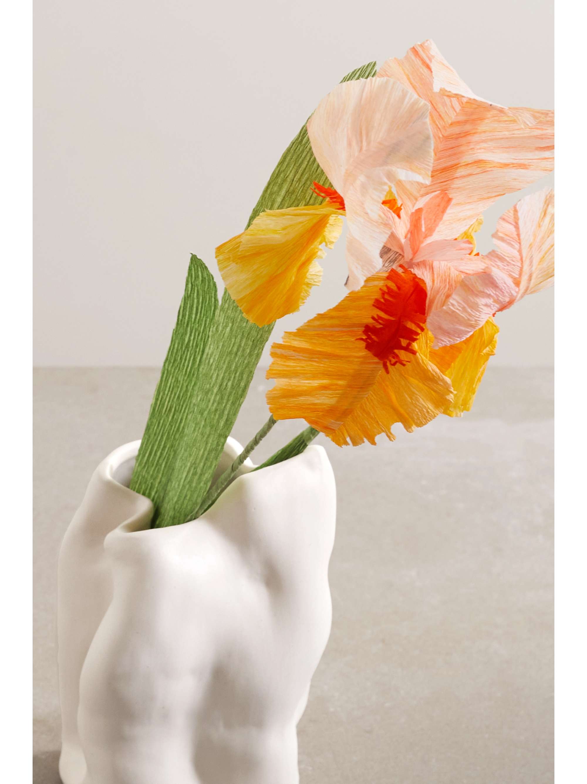 COMPLETEDWORKS Sister by Studio Ashby + مزهرية Iris من السيراميك وزهرة ورقية