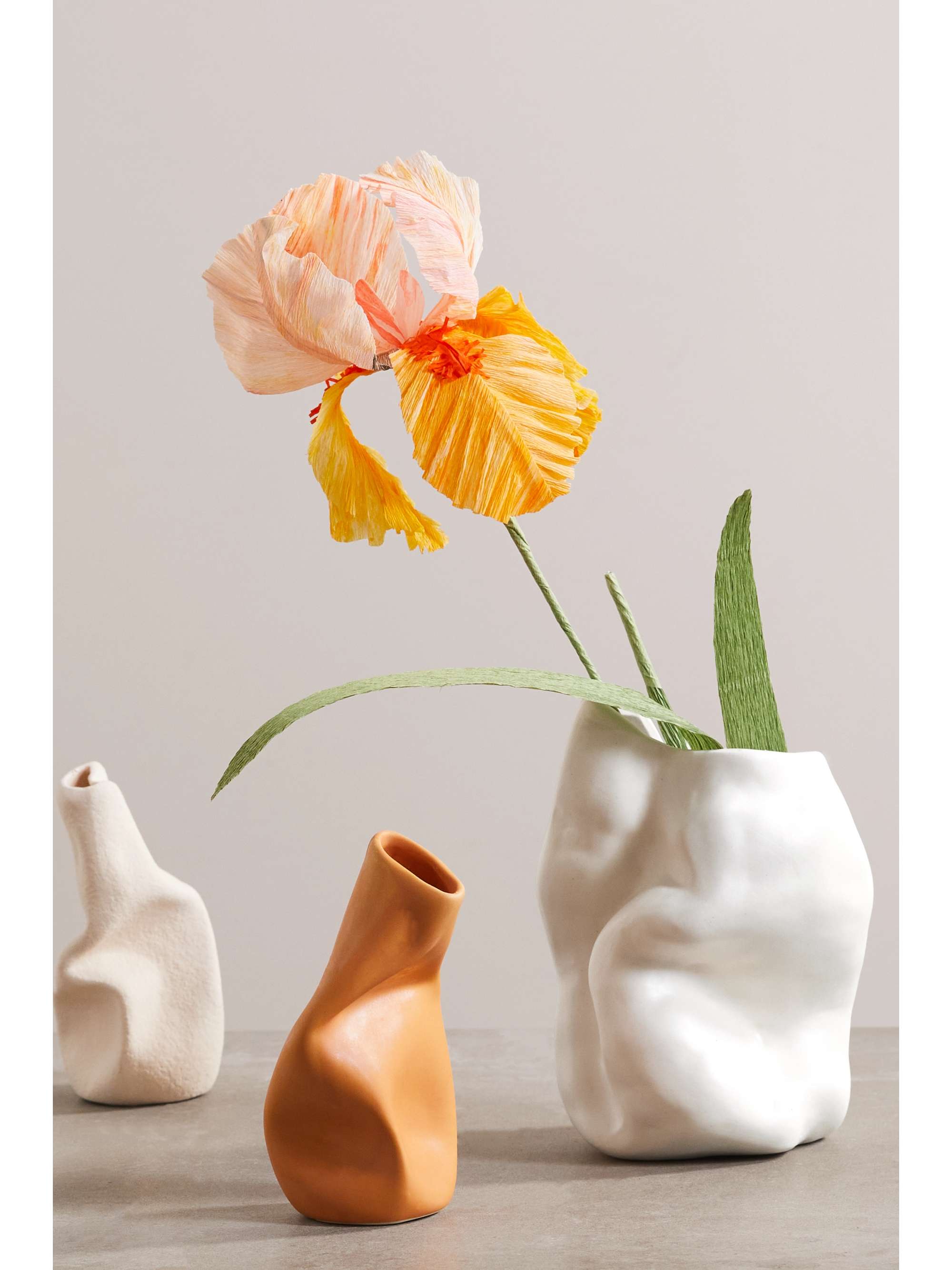 COMPLETEDWORKS Sister by Studio Ashby + مزهرية Iris من السيراميك وزهرة ورقية