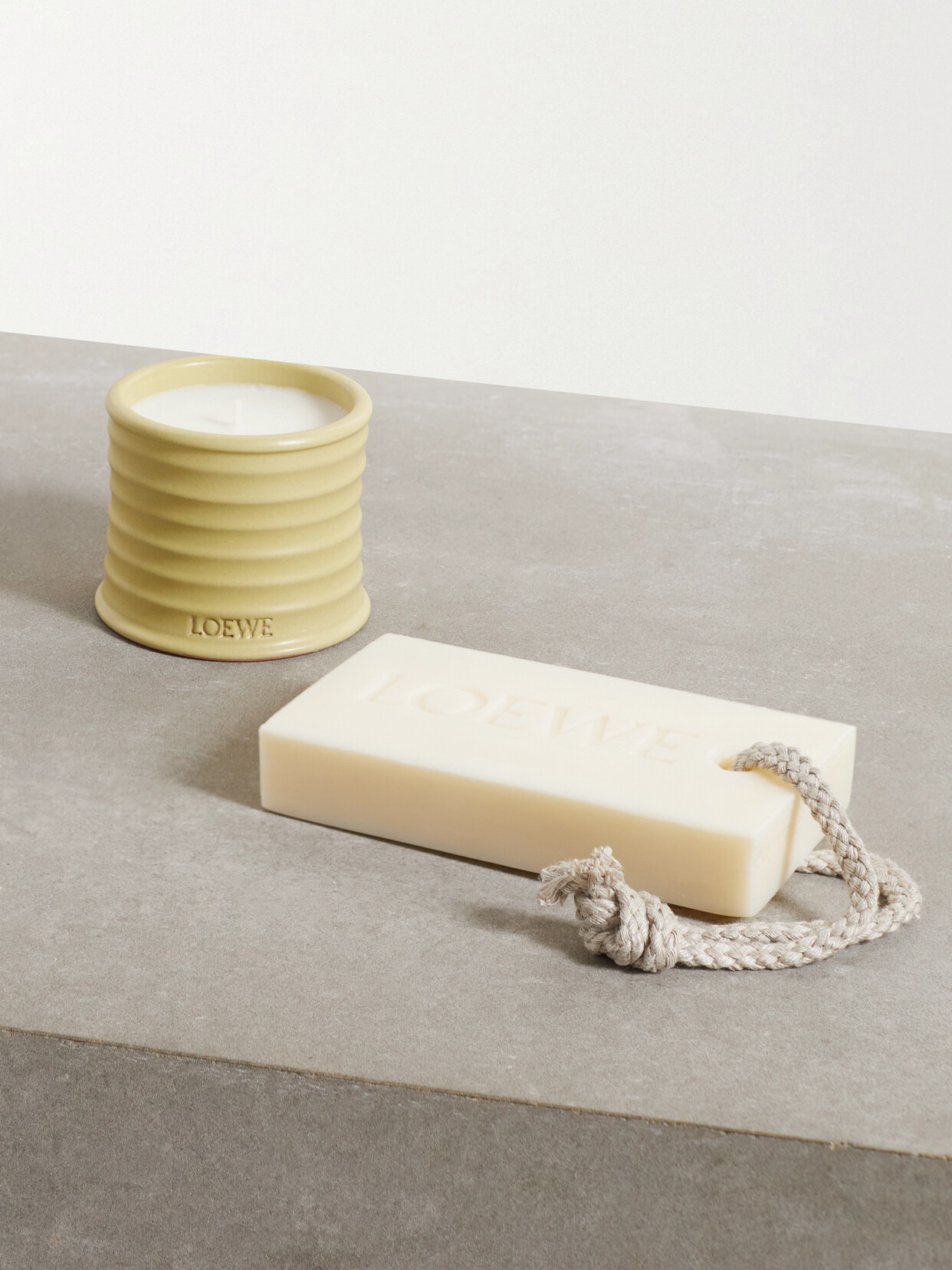 Loewe - Honeysuckle Scented Candle And Oregano Soap Gift Set - one size