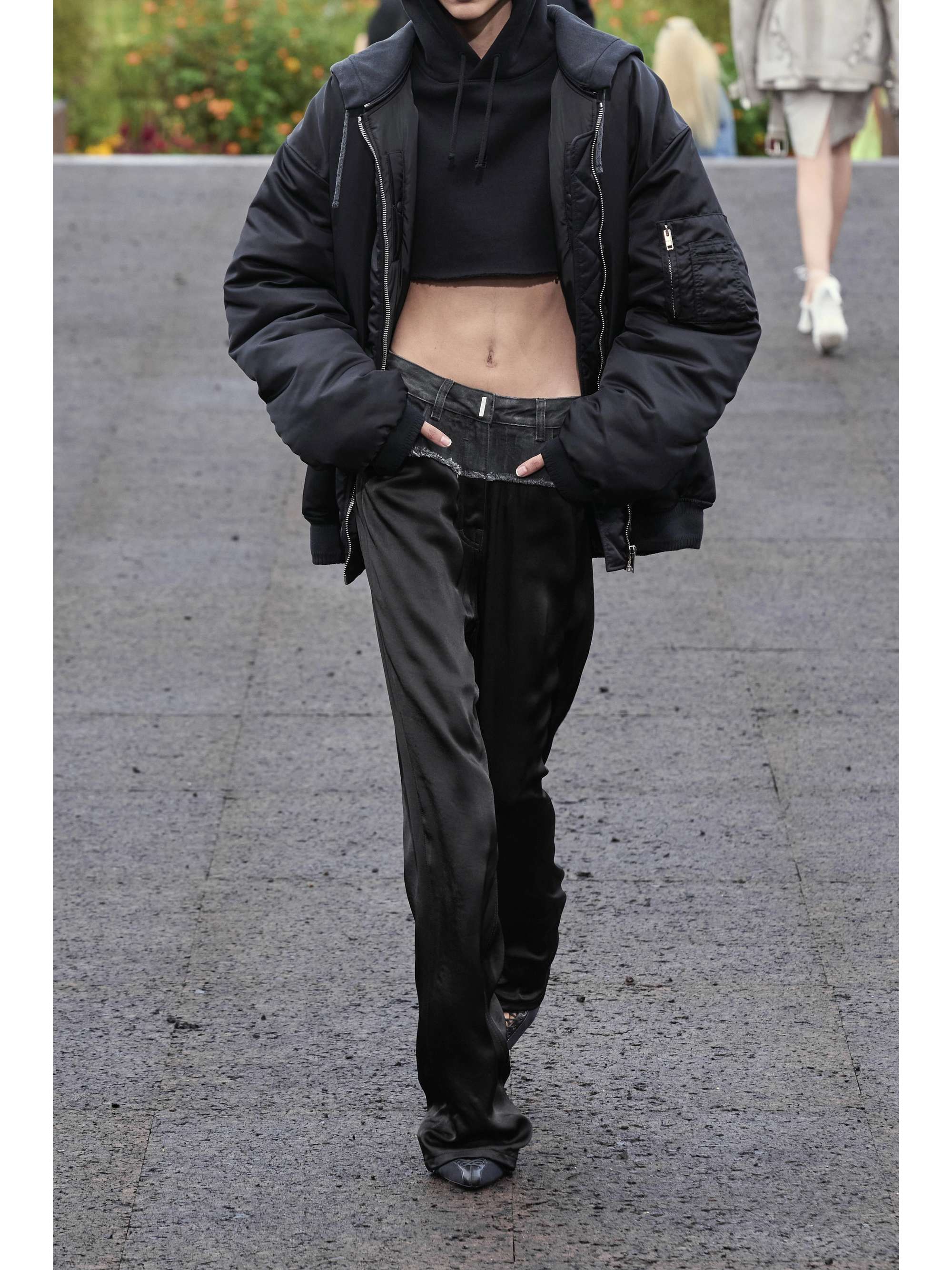 GIVENCHY Pantalon droit en satin et en jean effet vieilli