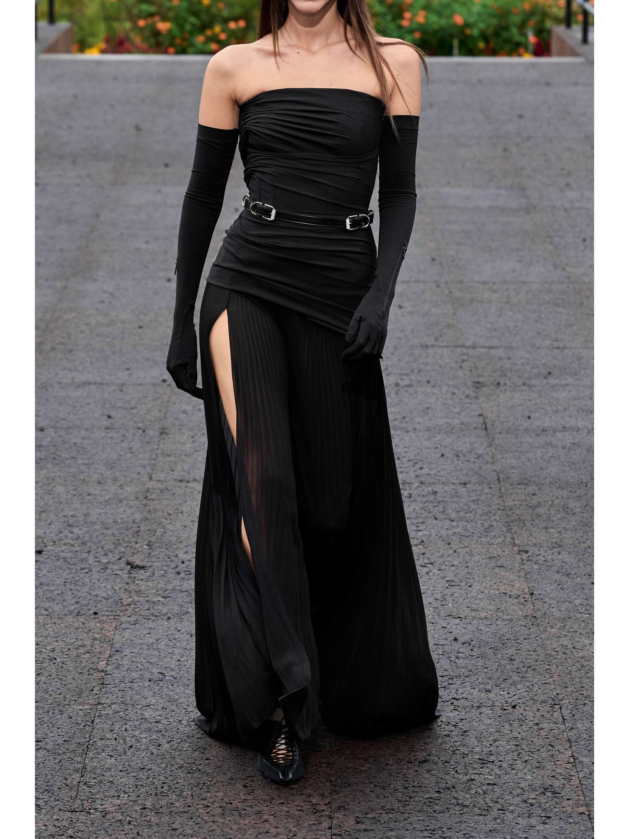 GIVENCHY Robe du soir bustier en soie stretch froncée et en tissu technique plissé
