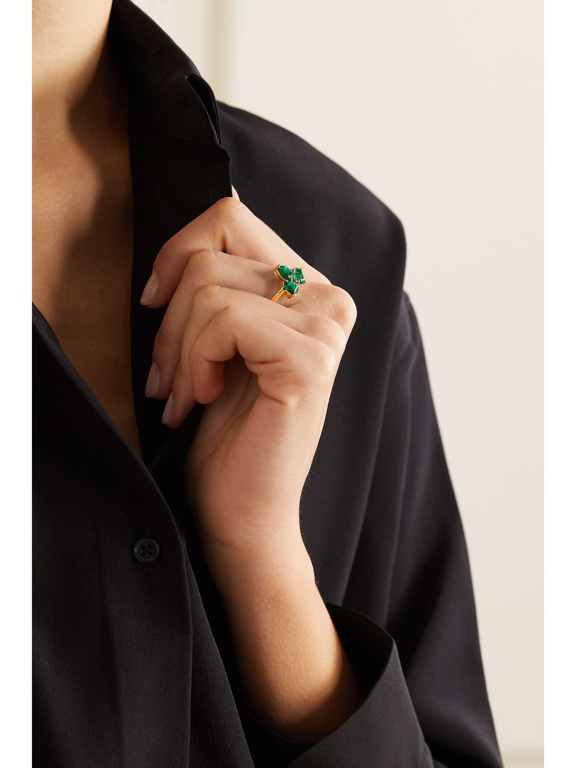 Small Ombr 18 karat gold emerald ring