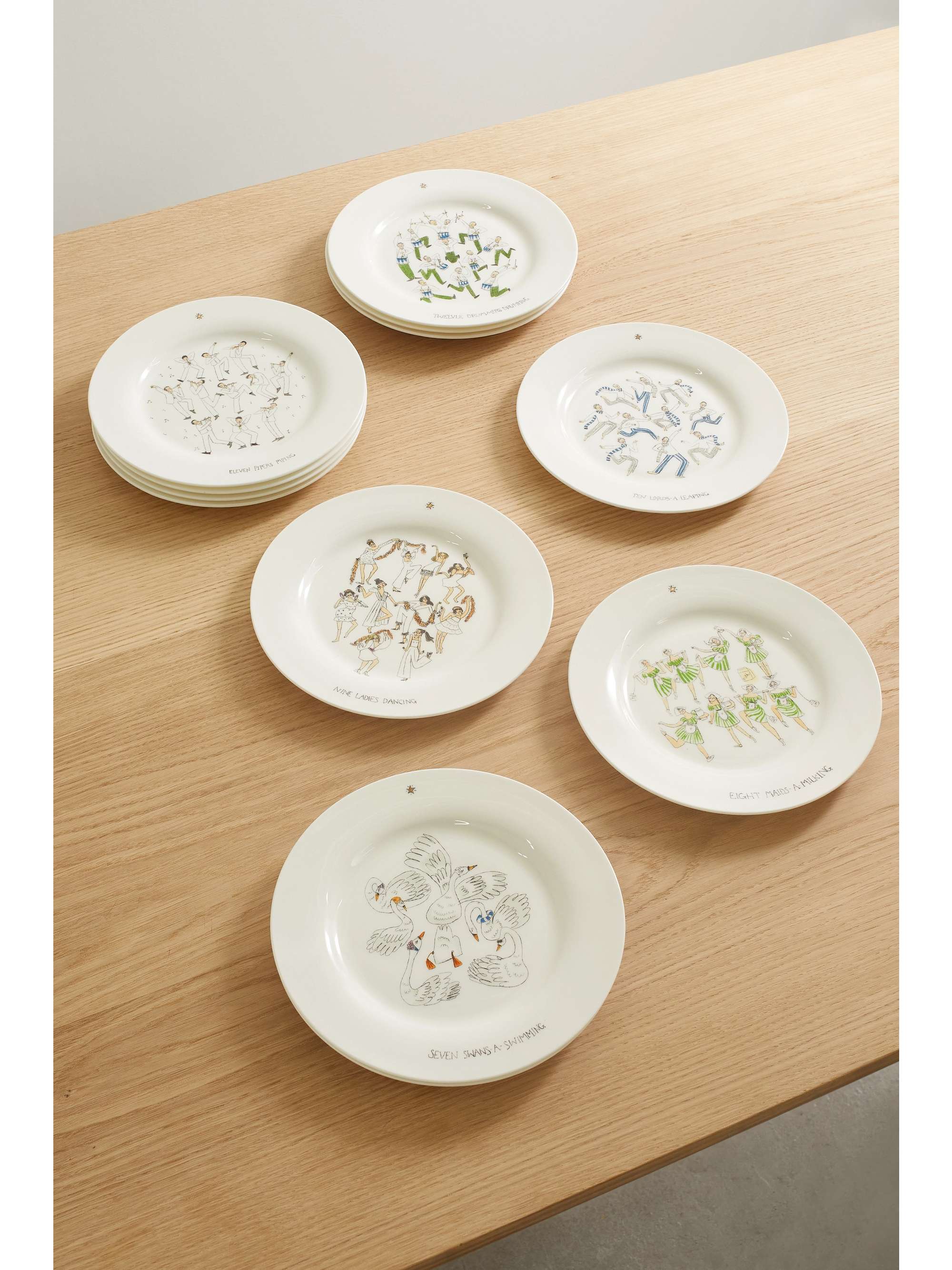 JOSEPHINE DESSINE Set de douze petites assiettes en porcelaine, 21 cm