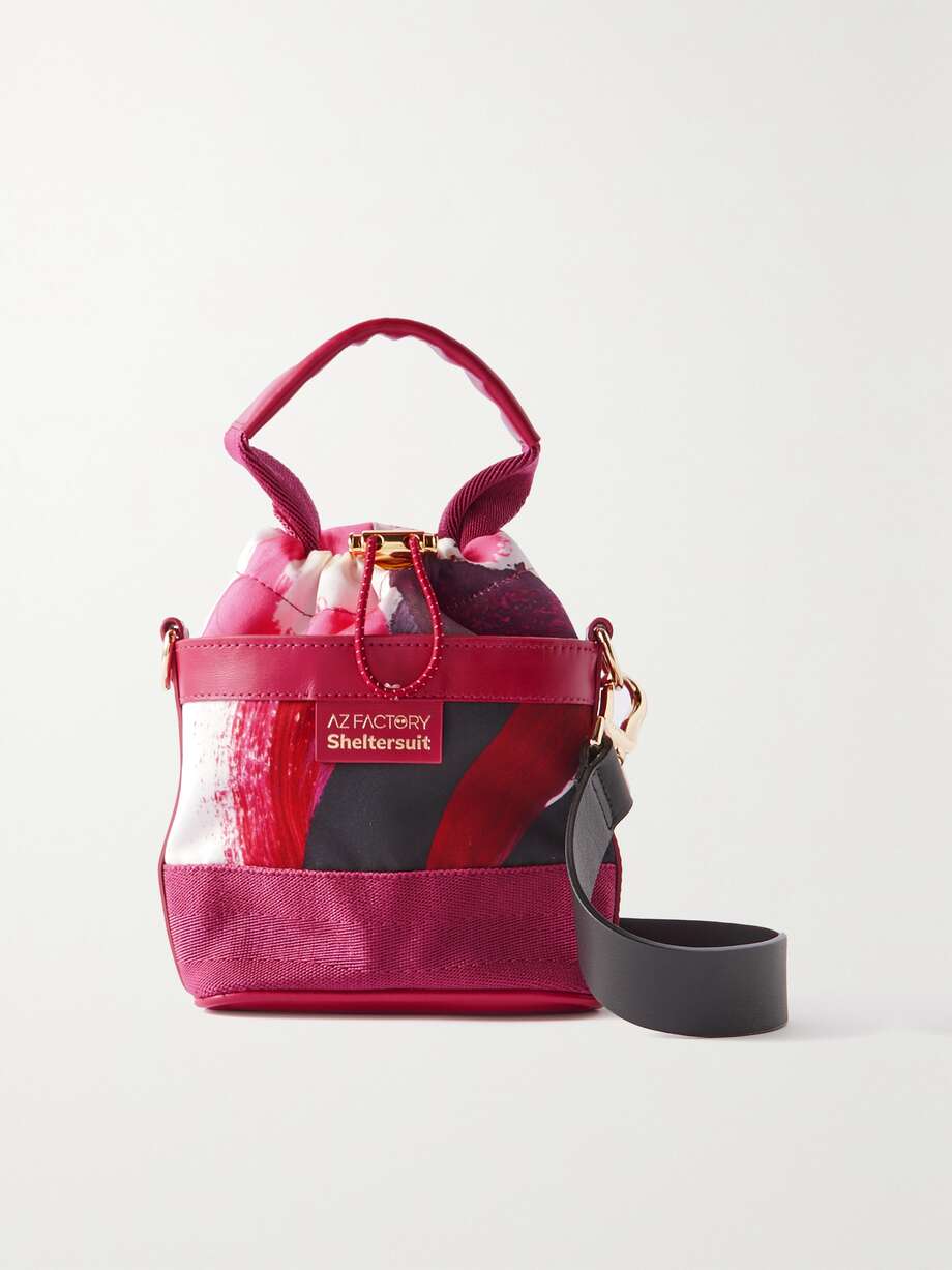 net-a-porter.com | Sheltersuit kleine Beuteltasche aus bedrucktem Satin mit Lederbesätzen