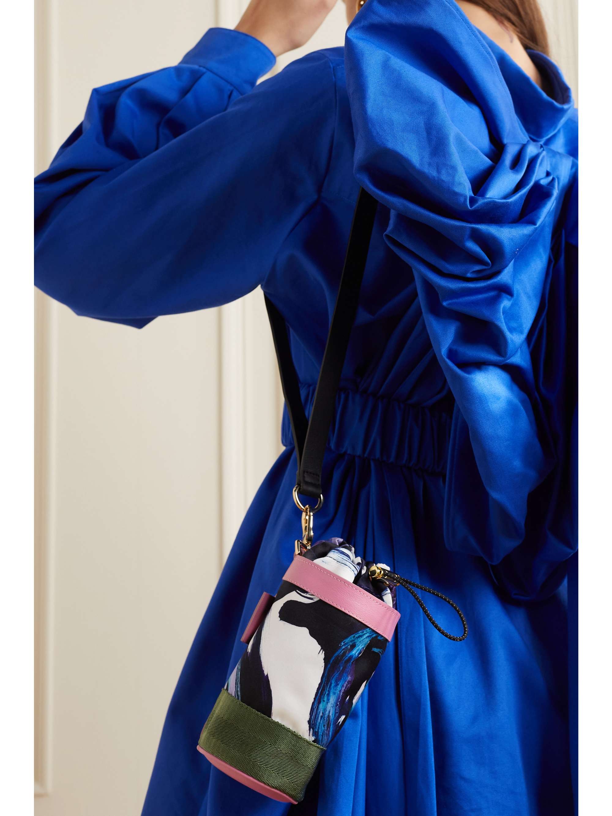 AZ FACTORY + Sheltersuit Flaschenhalter aus bedrucktem Satin mit Lederbesätzen