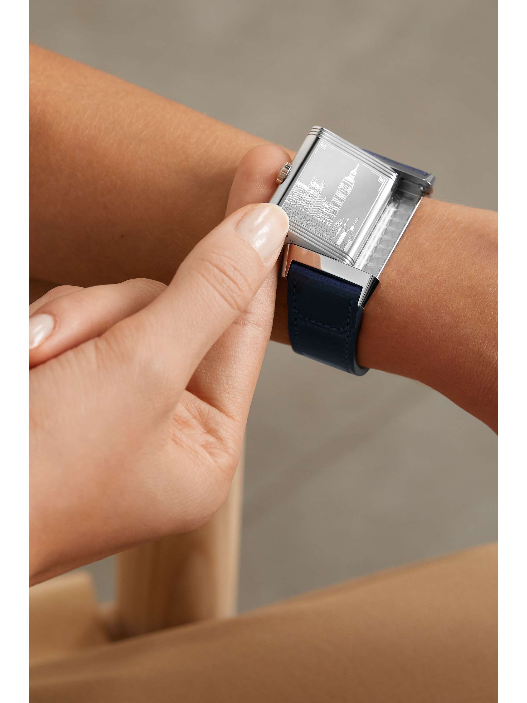 JAEGER LECOULTRE Reverso Classic London 限量版手动上链 45.6 毫米精钢腕表（帆布皮革表带）