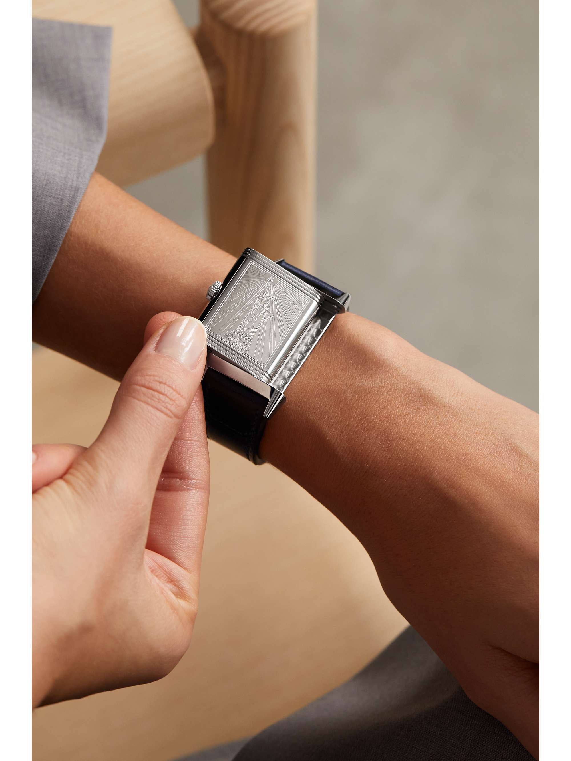JAEGER LECOULTRE ساعة Reverso Classic New York المحدودة الإصدار واليدوية التعبئة بقطر 45.6 مم من الفولاذ المقاوم للصدأ والجلد