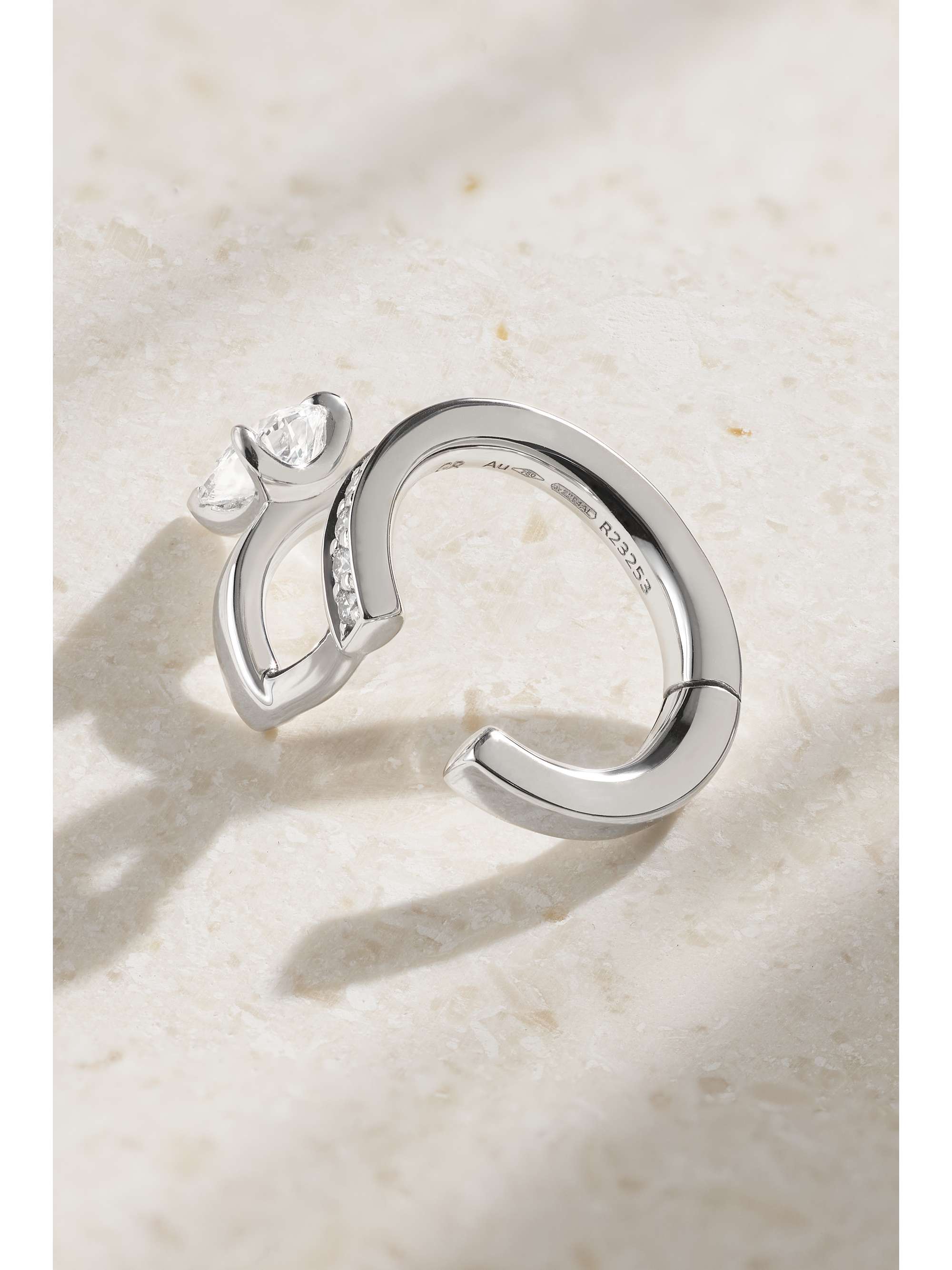 REPOSSI Bijou d'oreille en or blanc 18 carats (750/1000) et diamants Serti Sur Vide