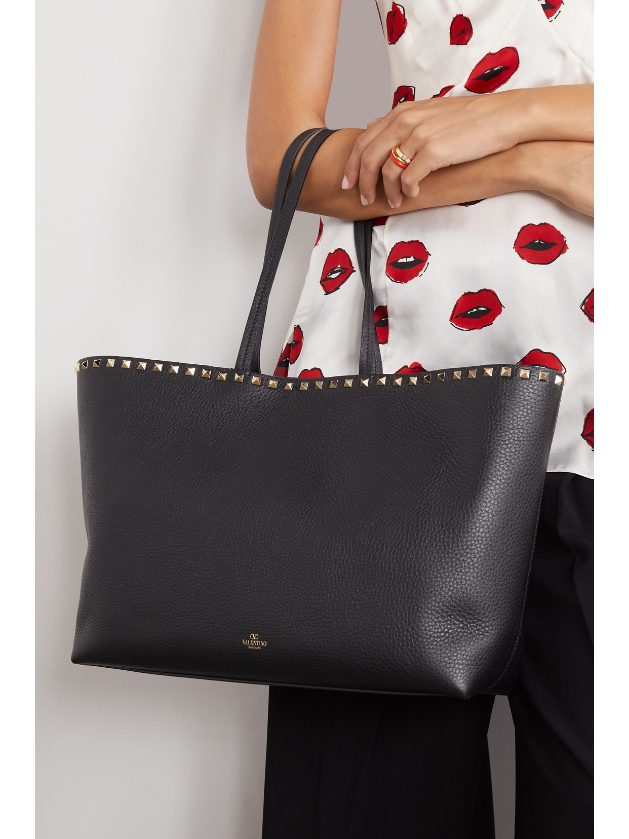 Valentino Rockstud Textured-leather Tote In Black