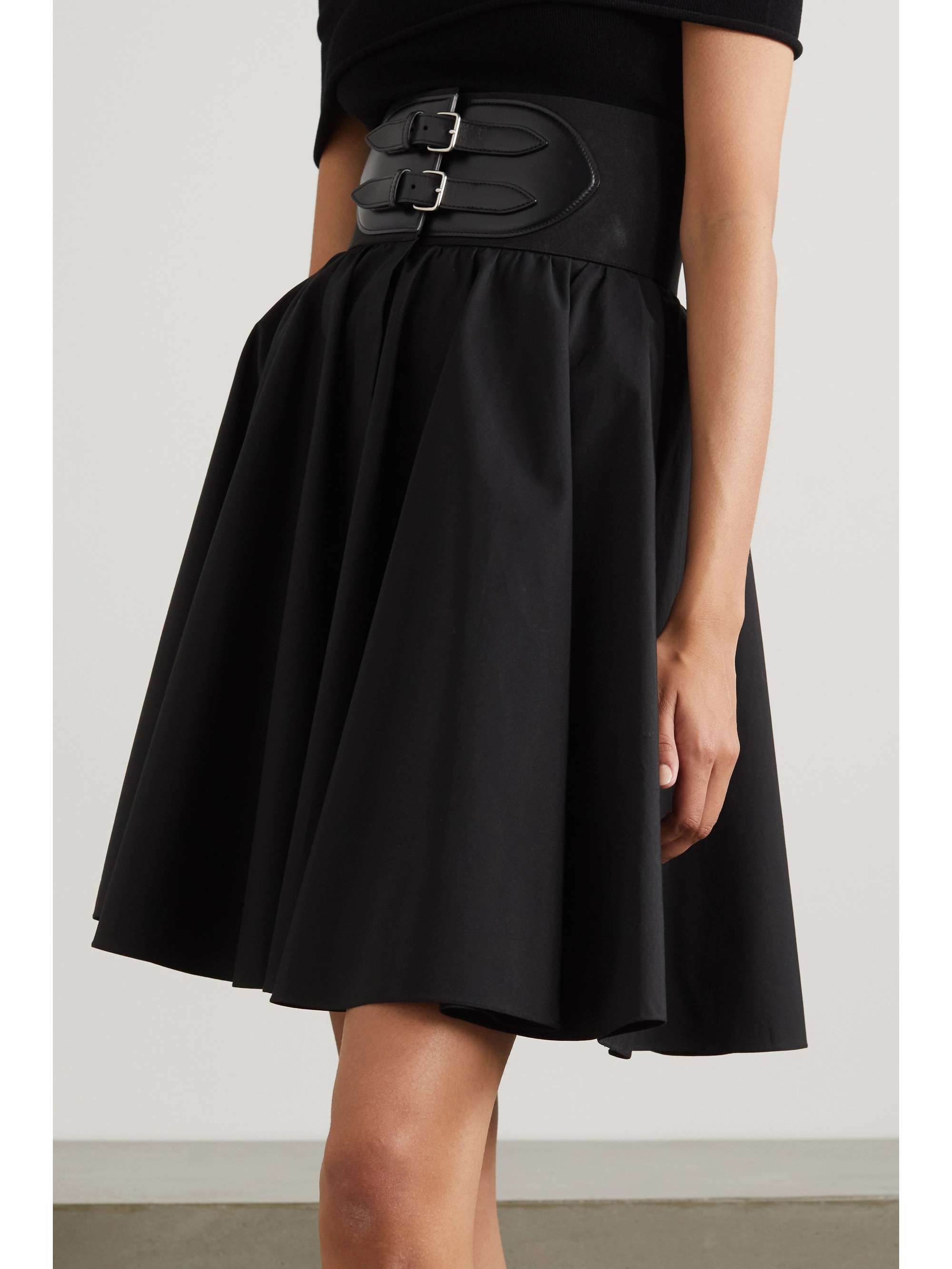 ALAÏA Belted leather-trimmed cotton-poplin skirt